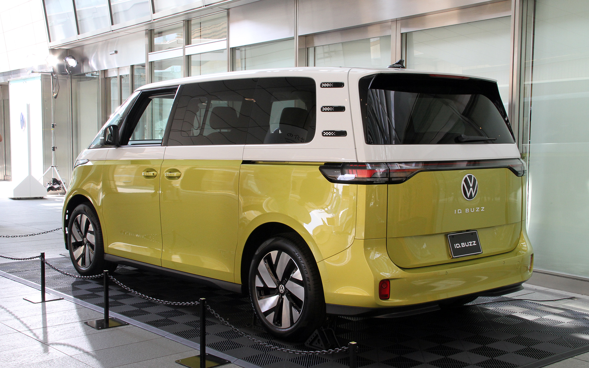 2-2-2のレイアウトを採用した6人乗りノーマルホイールベース仕様「Pro」。ボディサイズは4715×1985×1925mm（全長×全幅×全高）でホイールベースは2990mm