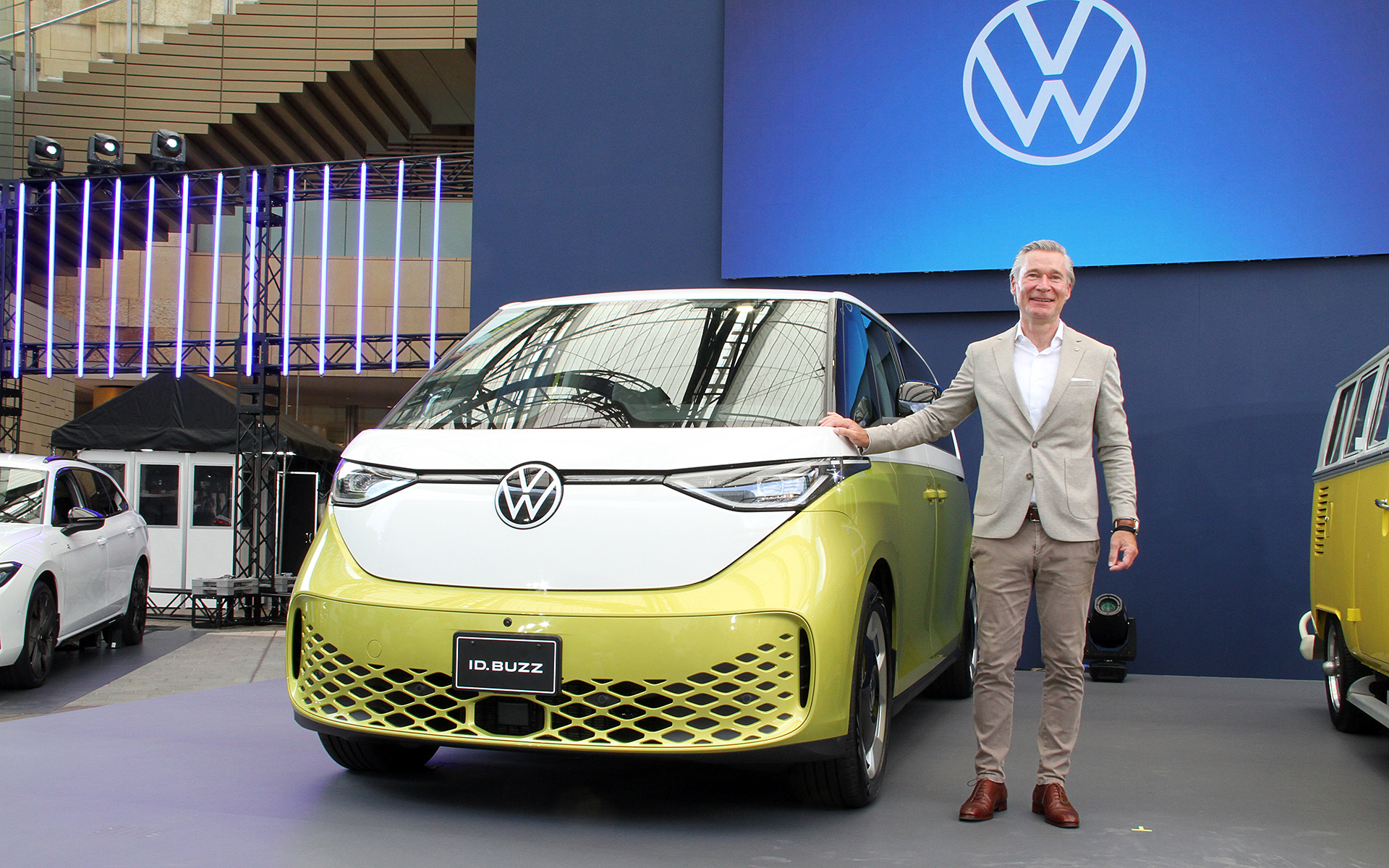 新型「ID.Buzz」と撮影に臨むフォルクスワーゲンブランドディレクターのイモー・ブッシュマン氏