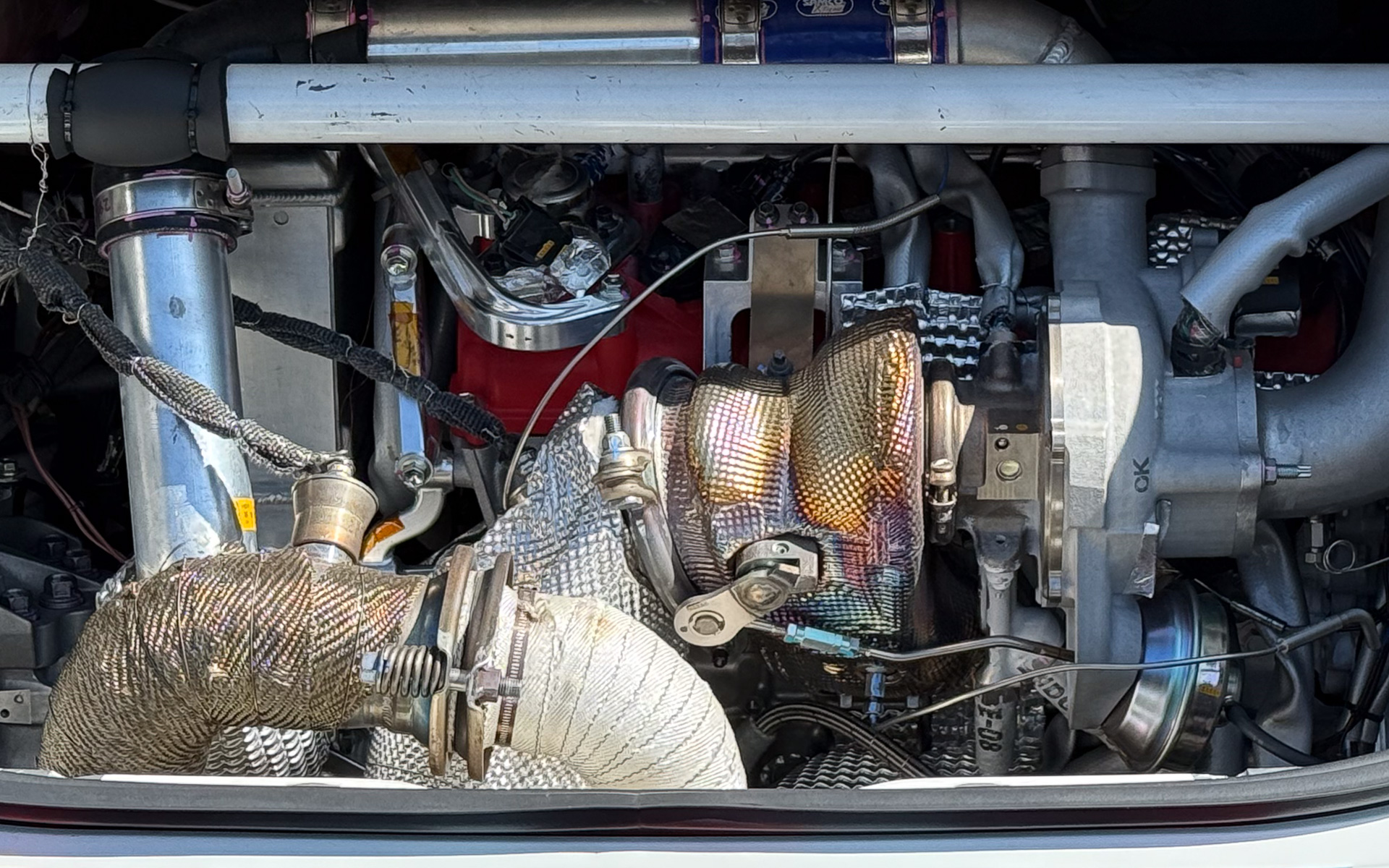 リアからちらりと見える新開発のG20型直列4気筒2.0リッターターボエンジン。想定出力は400馬力？