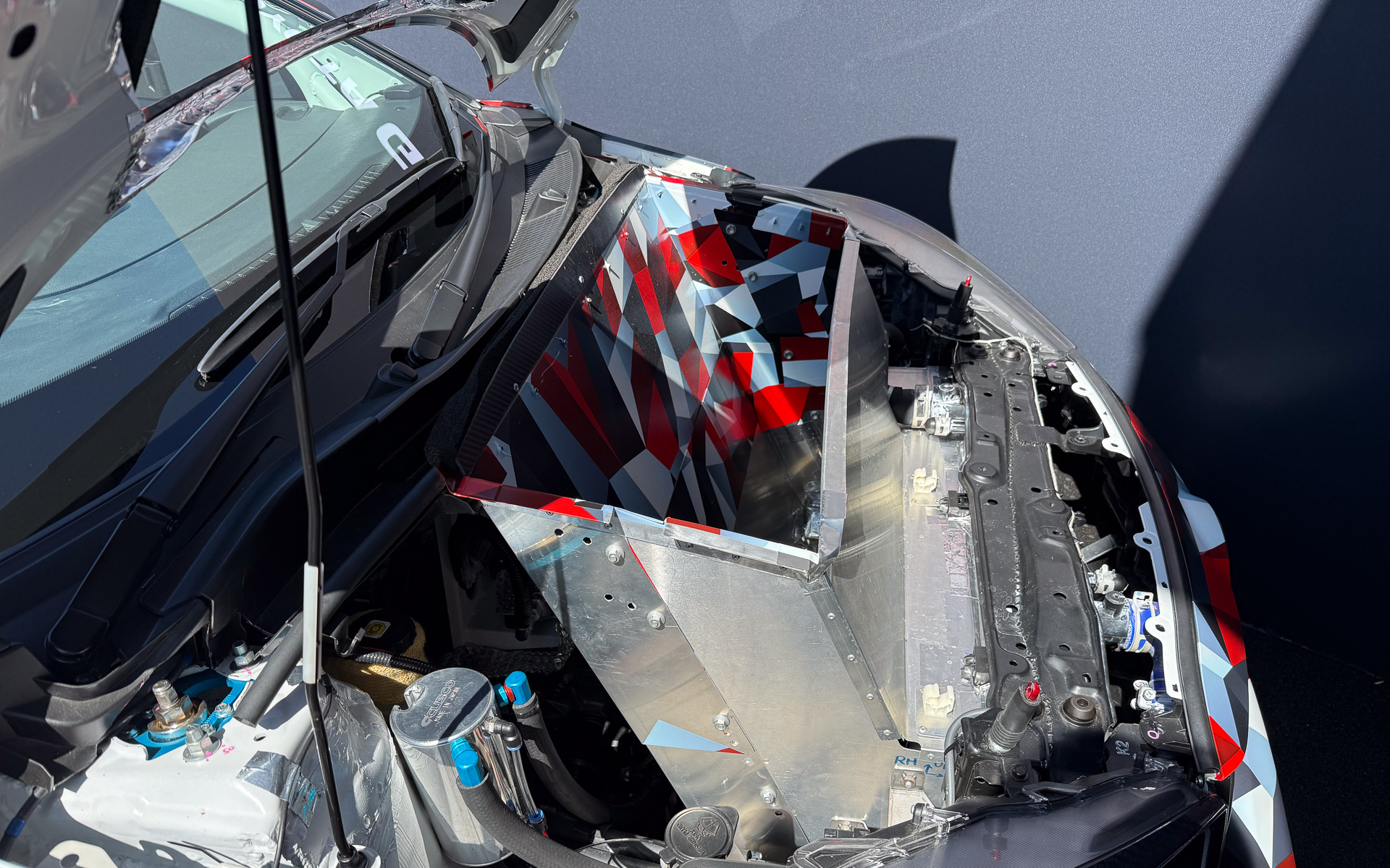 フロントラジエータ直後にあるエアアウトレットボックス。ラジエータを通過して温まった空気を上方に跳ね上げる