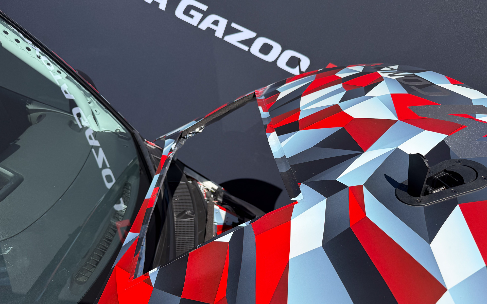 フロントボンネットの開口部