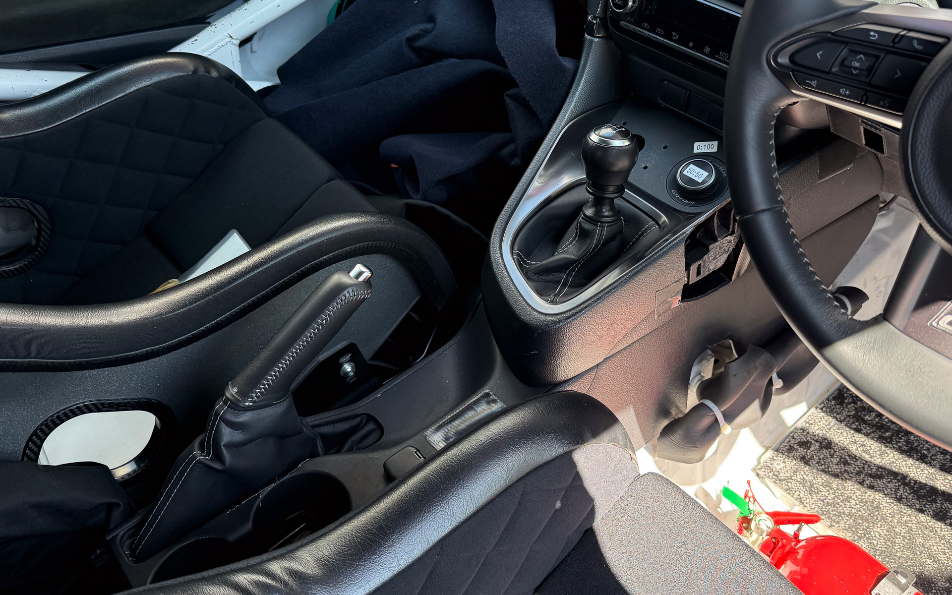 トランスミッションはマニュアル