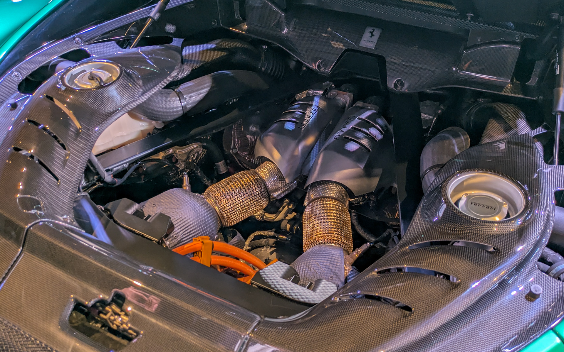 V型6気筒2.9リッターターボエンジンは、最高出力515kW（700CV）/8000rpm、最大トルク755Nm/6000rpm。最高回転数は8500rpm。ハイブリッドシステムを加えたトータル最高出力は648kW（880CV）。燃料タンク容量は65L。バッテリのみで走るeDribeモードの最高出力は113kW（154CV）で航続距離は25km