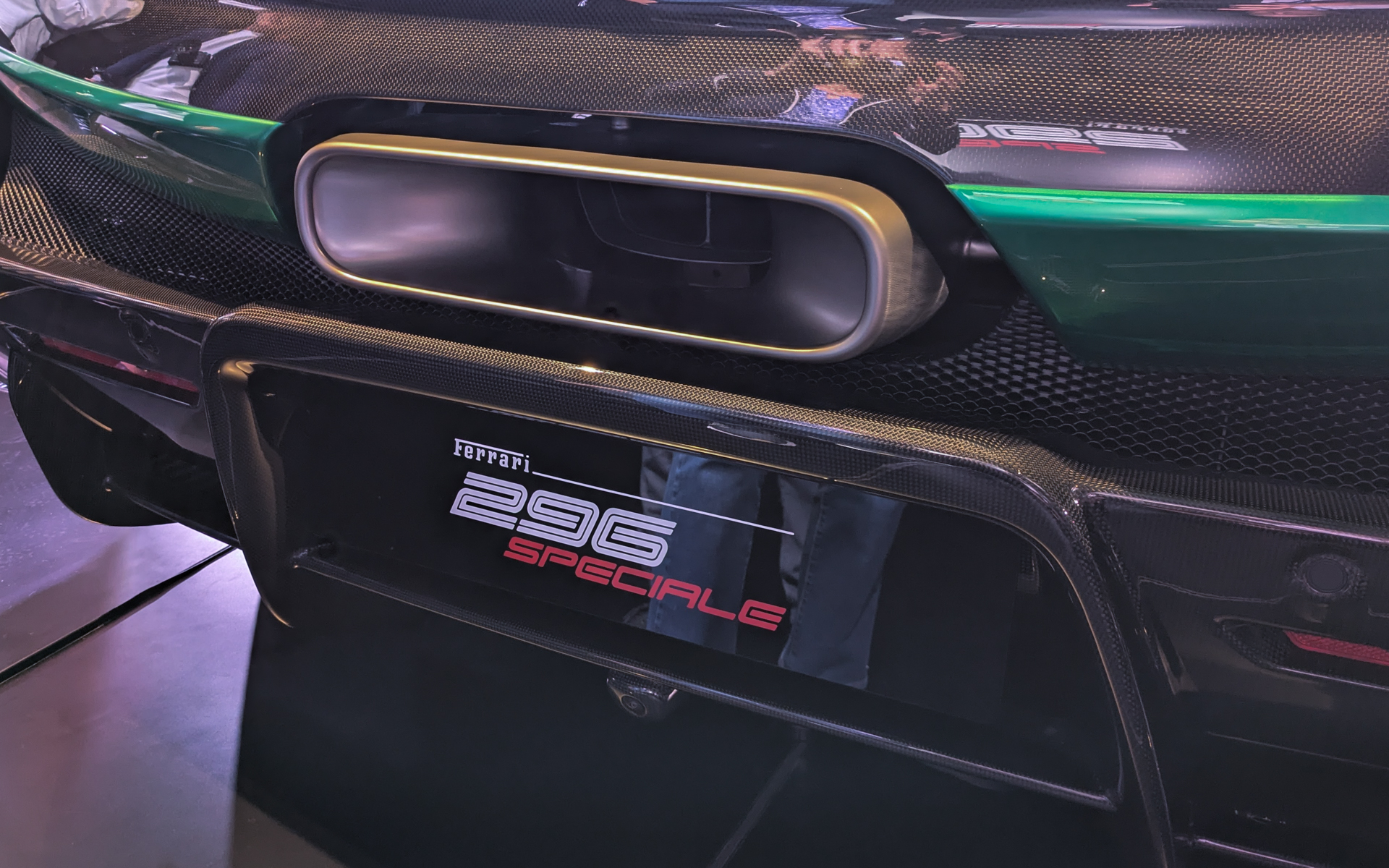 センター出しマフラーはチタン製