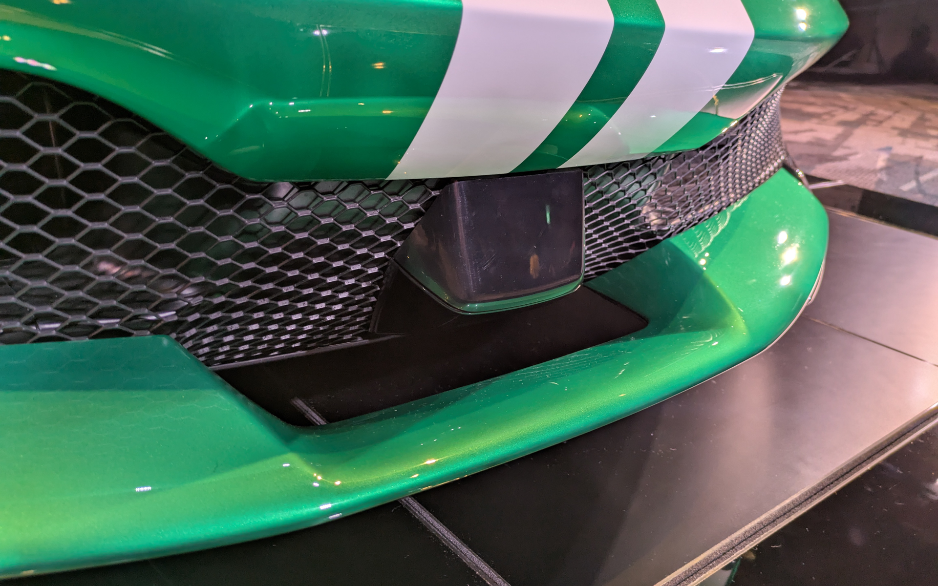 センサー類はフロント中央部に配置されている