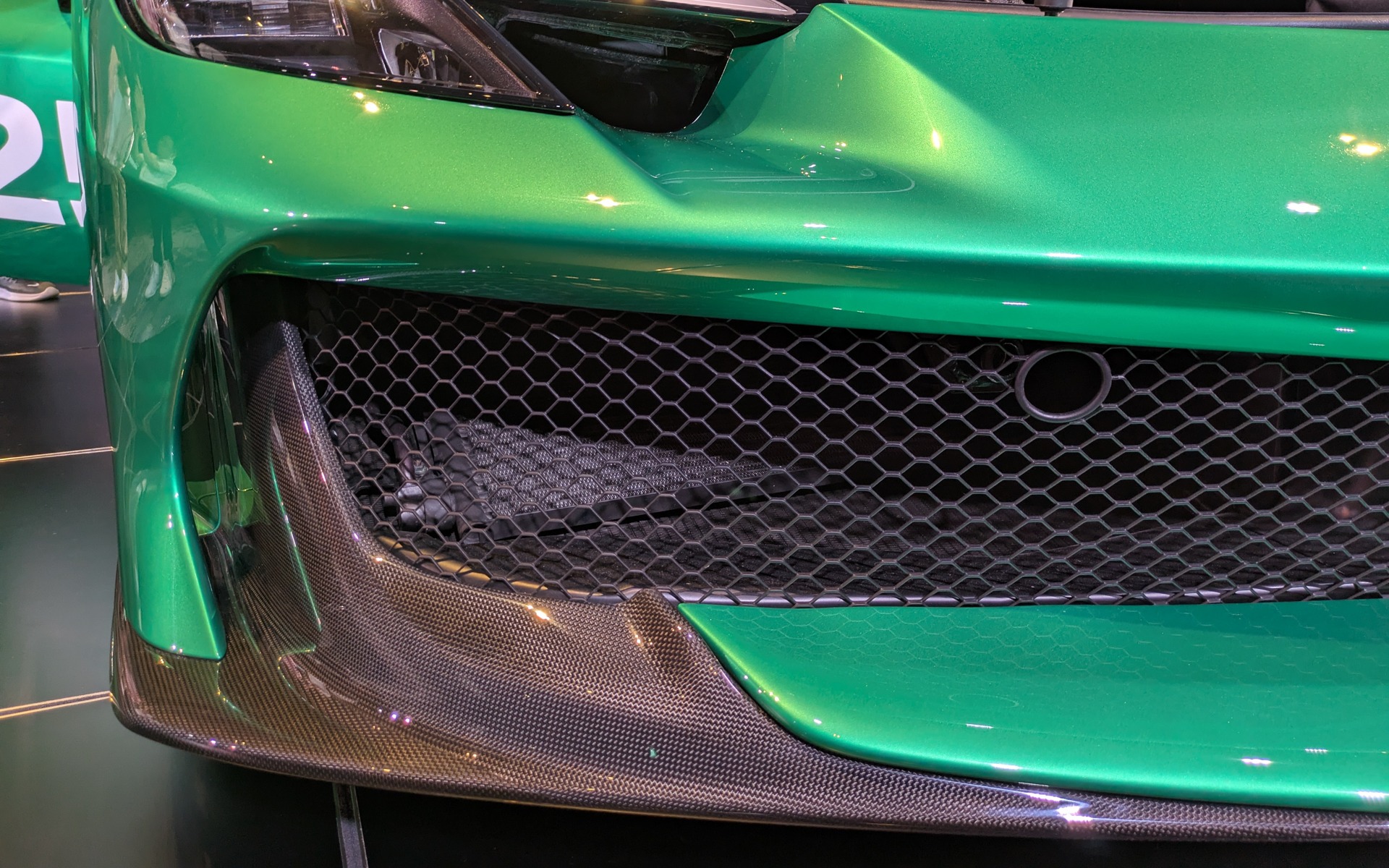 フロント両サイドのダクトでブレーキの冷却およびタイヤハウス内の圧力を低減する