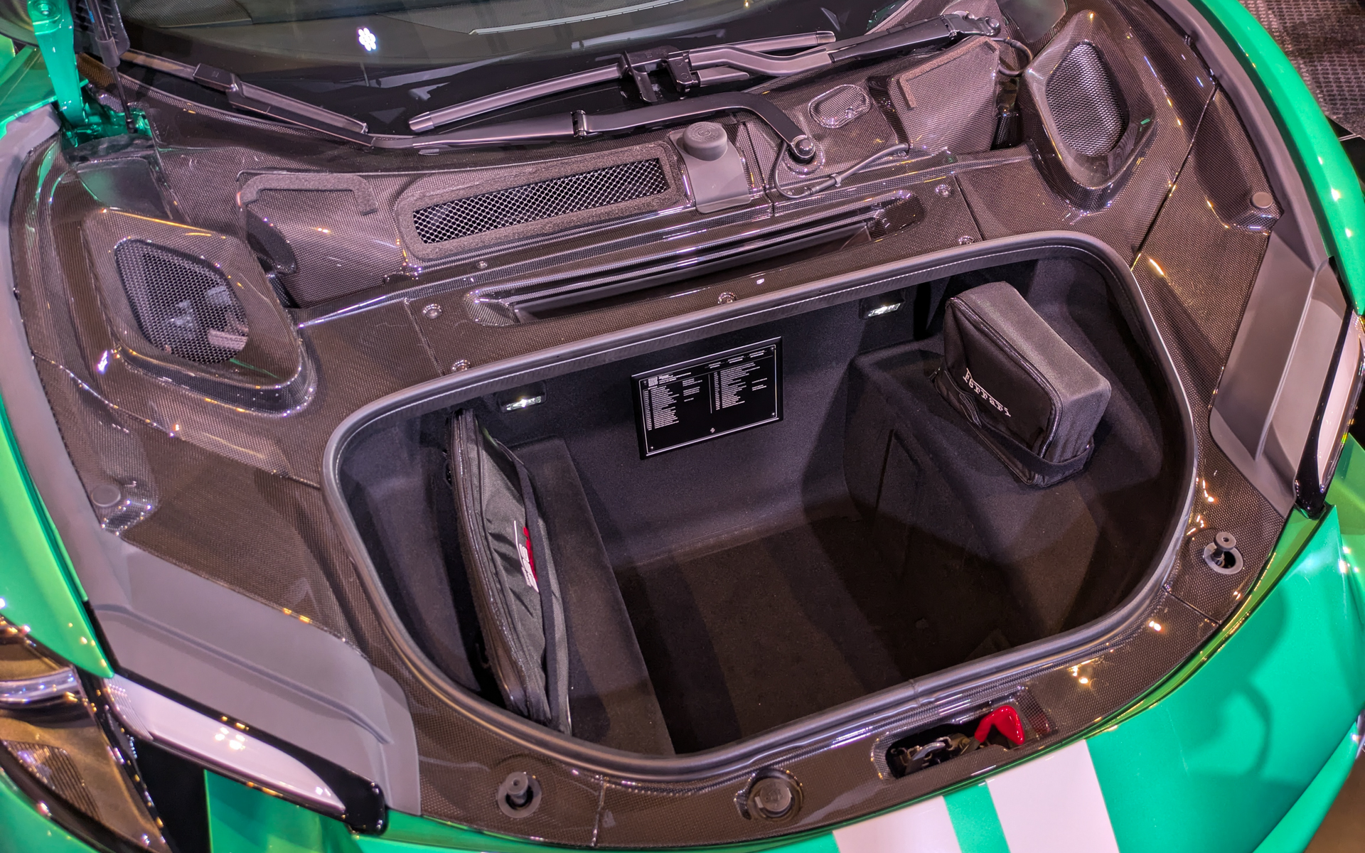 トランク容量は169L、リアベンチ容量は112Lを確保している