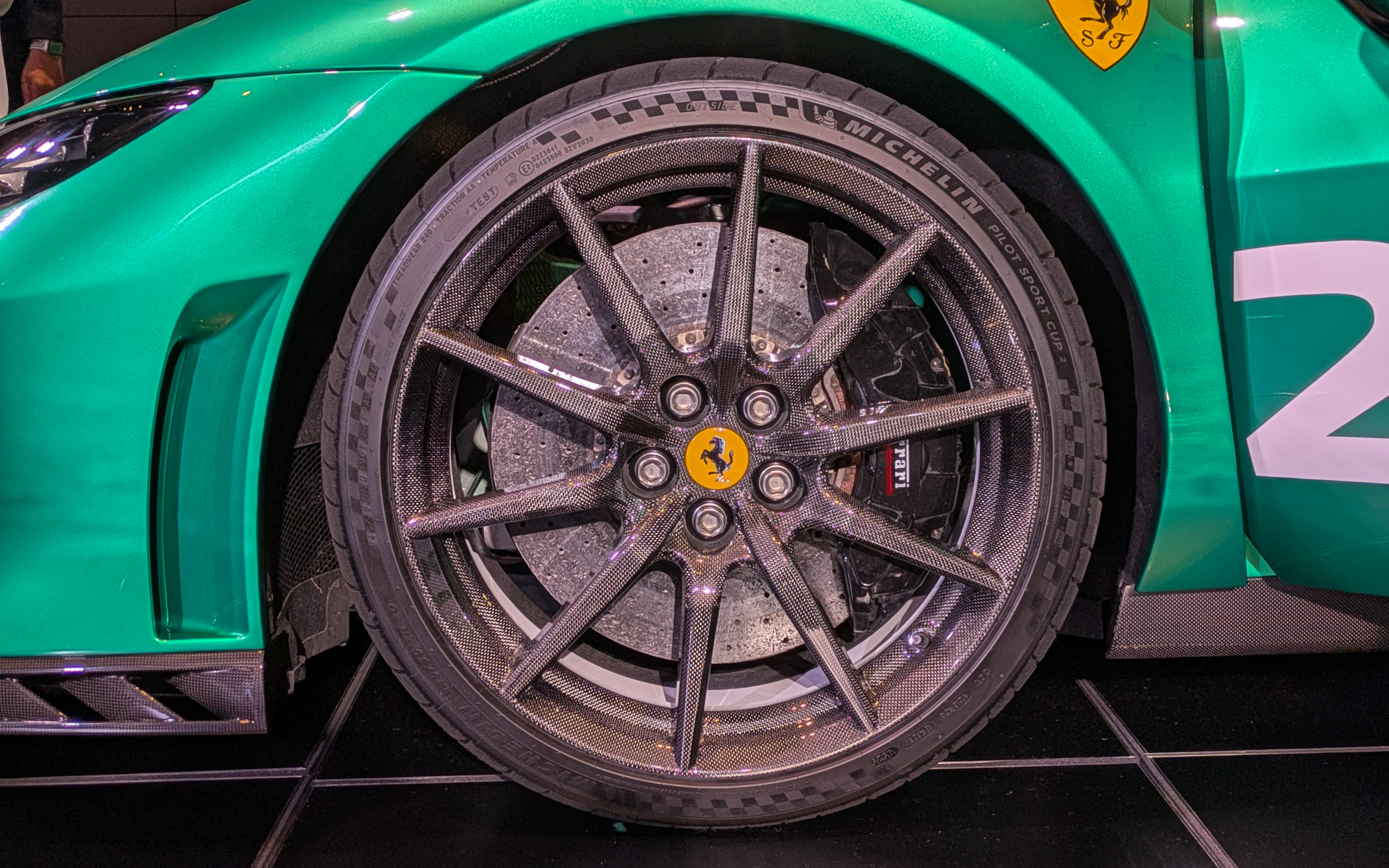 装着タイヤはミシュランが専用に開発した「パイロットスポーツCUP2」で、サイズは前245/35ZR20（ホイール9.0J）、後305/35ZR20（ホイール11.0J）。ホイールもカーボンファイバー製。ブレーキローター径はフロント398φ、リア360φ