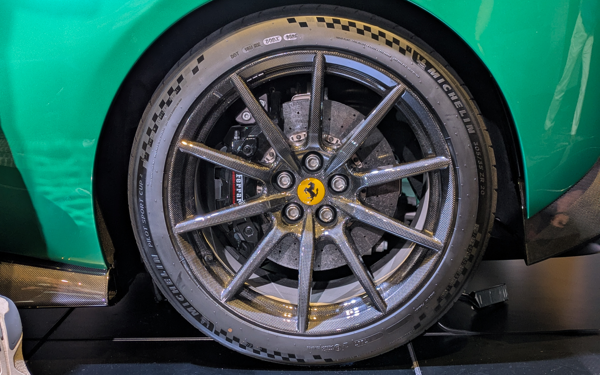 装着タイヤはミシュランが専用に開発した「パイロットスポーツCUP2」で、サイズは前245/35ZR20（ホイール9.0J）、後305/35ZR20（ホイール11.0J）。ホイールもカーボンファイバー製。ブレーキローター径はフロント398φ、リア360φ