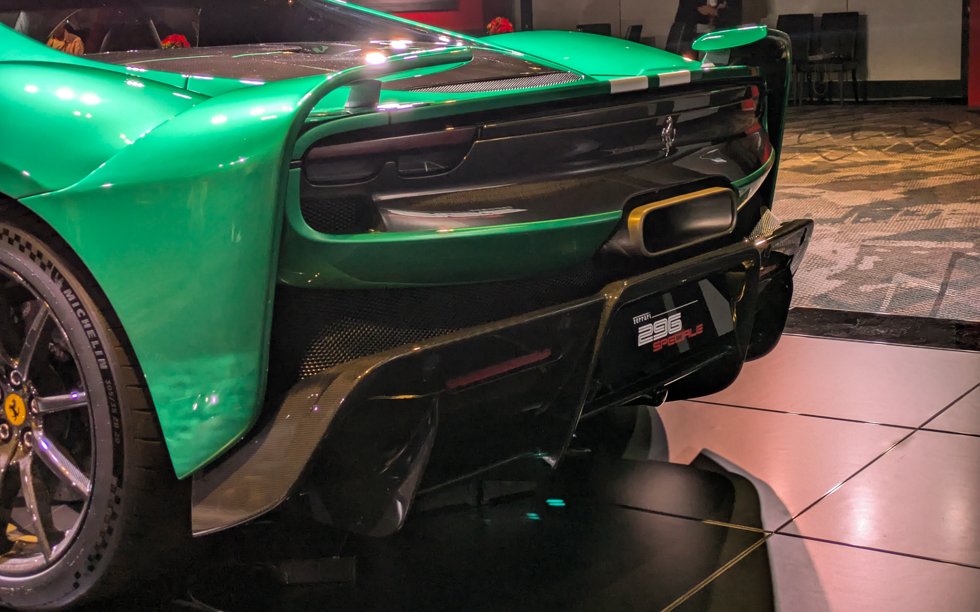 リアの中央部に可動式のウイングが内蔵されている