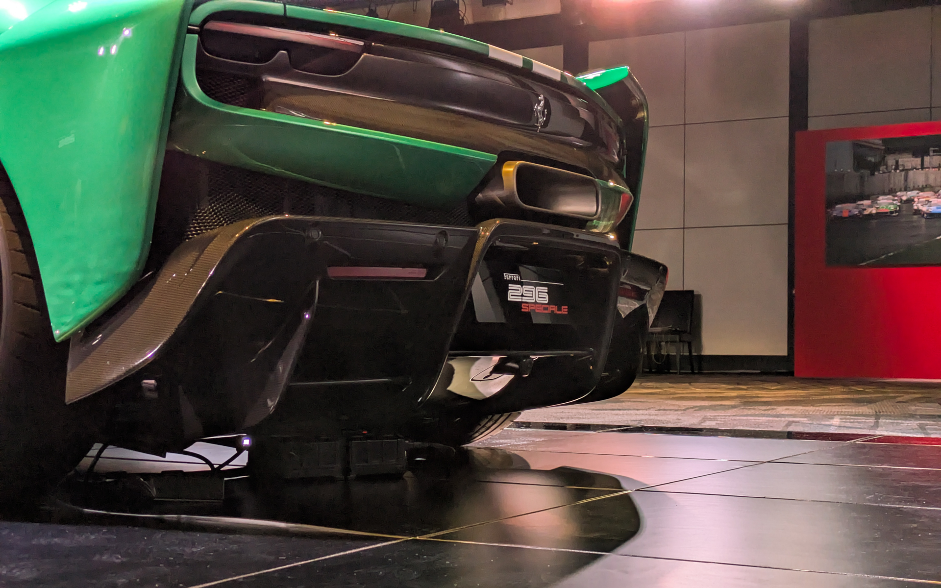 リアディフューザーもカーボンファイバー製