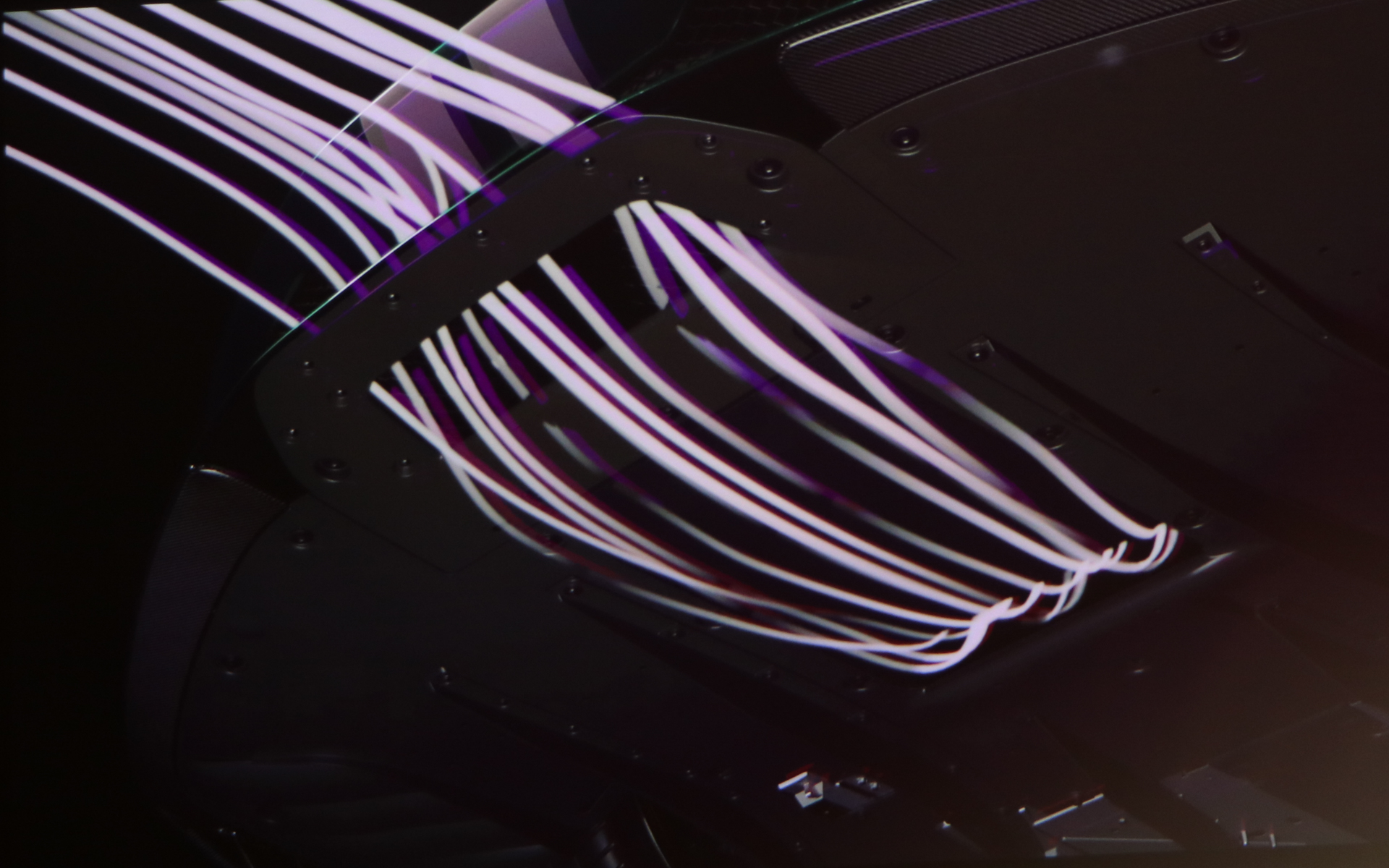 フロントから取り込んだ空気はボンネット抜けてルーフの上えと導かれる