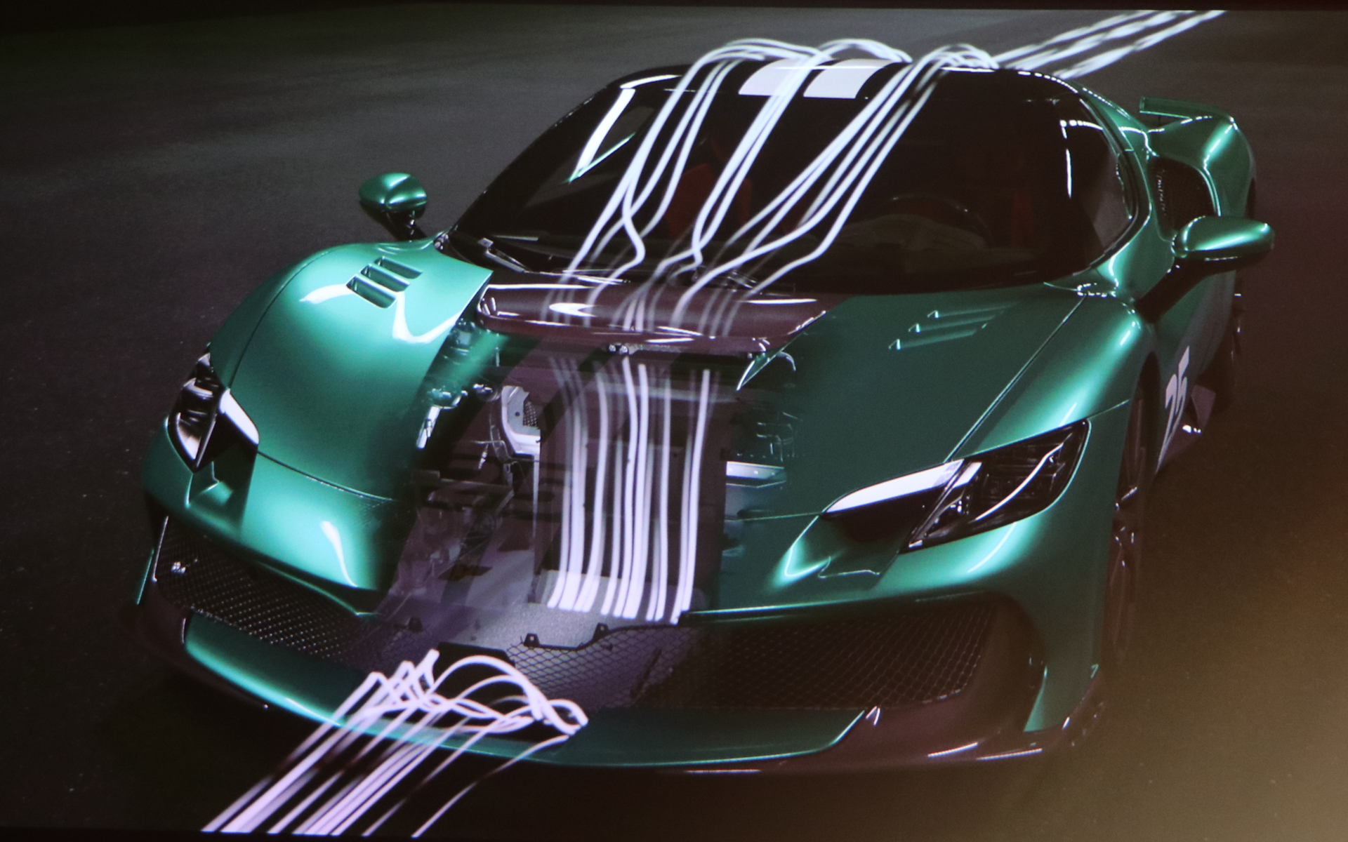 フロントから取り込んだ空気はボンネット抜けてルーフの上えと導かれる