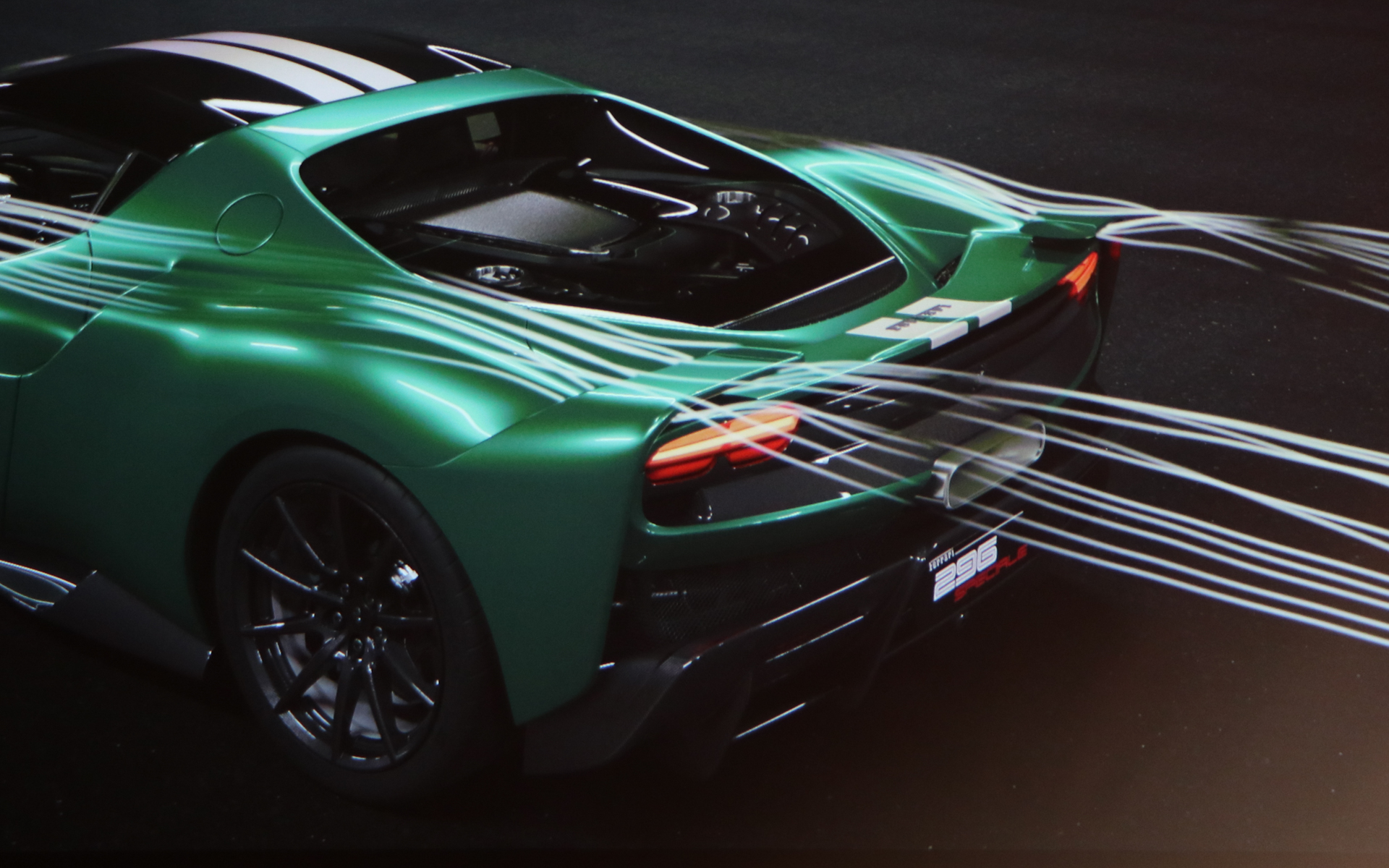 リアもディフューザーから巻き上げたエアーとルーフから導かれたエアーをうまく後方へと排出