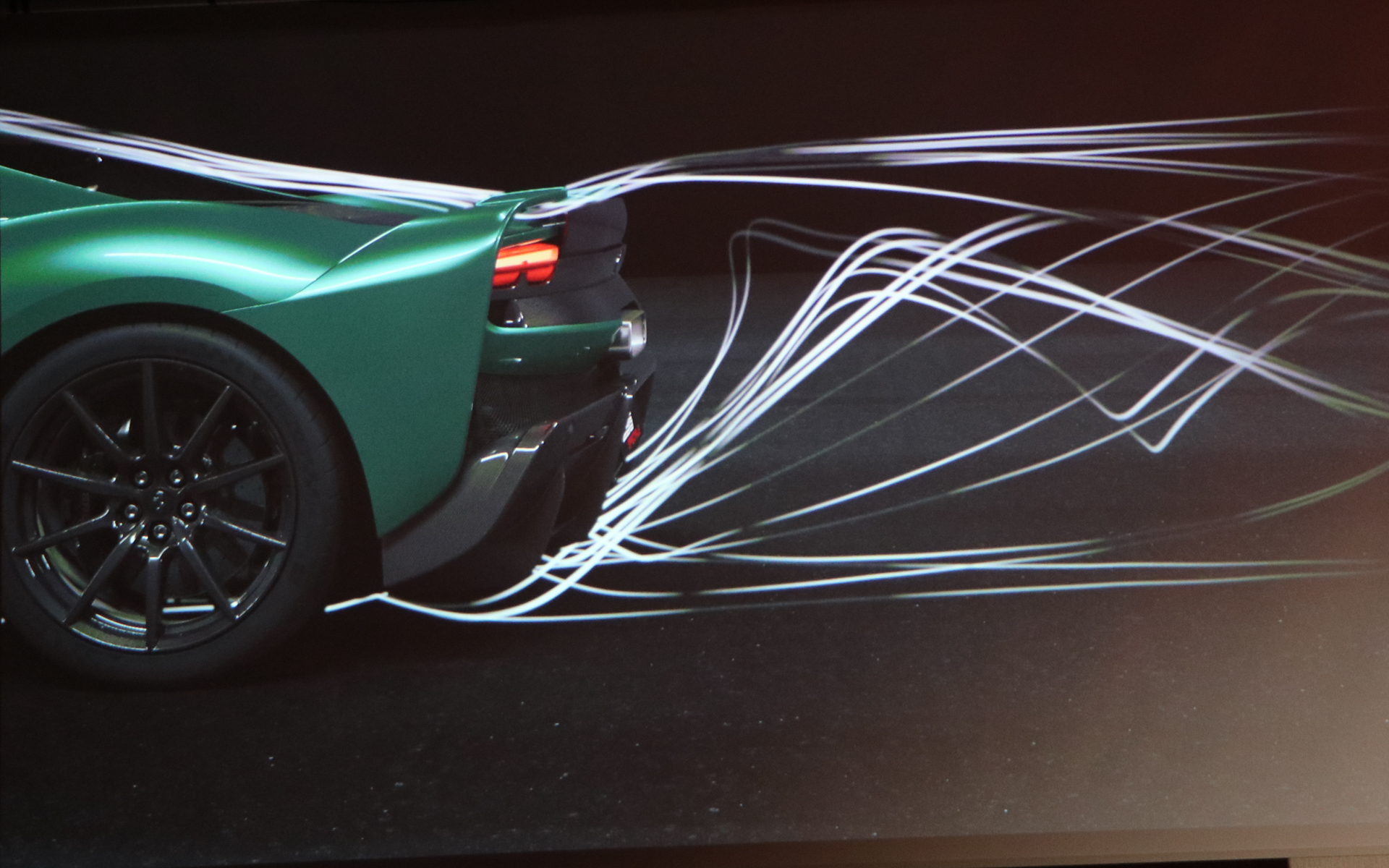 リアもディフューザーから巻き上げたエアーとルーフから導かれたエアーをうまく後方へと排出