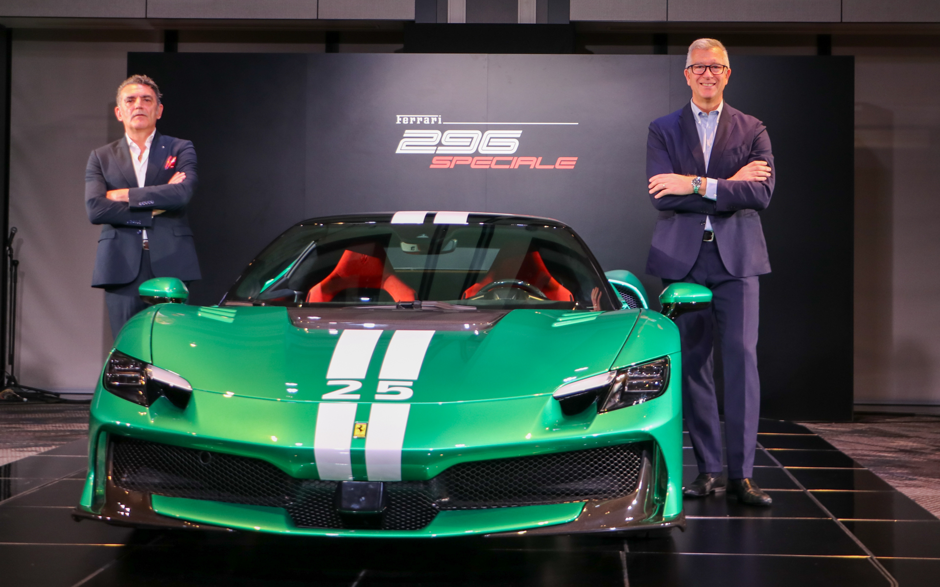 フェラーリ「296スペチアーレ」の発表説明会を実施したフェラーリ・ジャパン 代表取締役社長のドナート・ロマニエッロ氏（左）と、フェラーリ S.p.A. ヘッド オブ プロダクト マーケティングのエマヌエレ・カランド氏（右）
