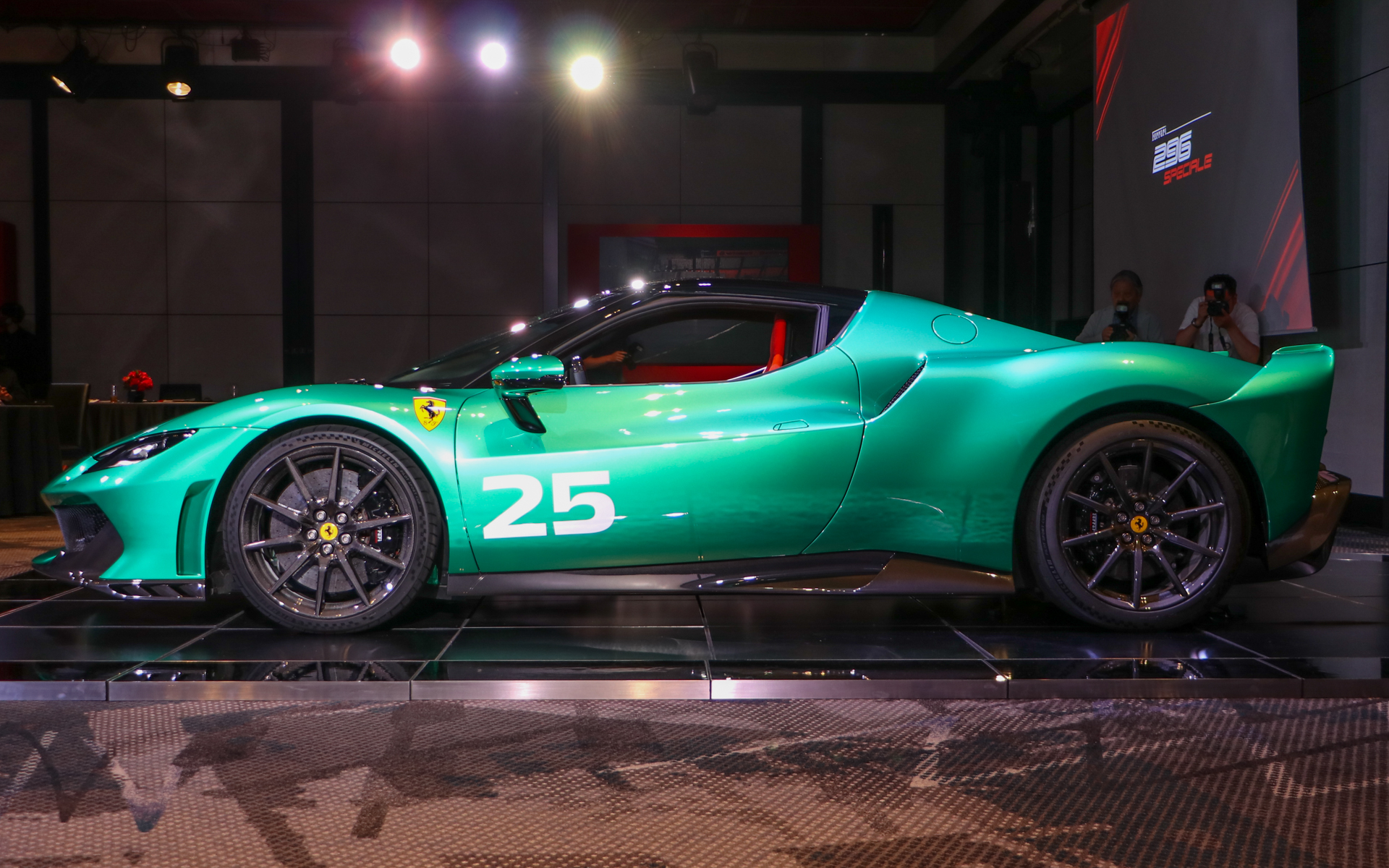 重量配分は前40％：後60％。乾燥重量1410kg、パワーウエイトレシオは1.60kg/CV（乾燥状態）