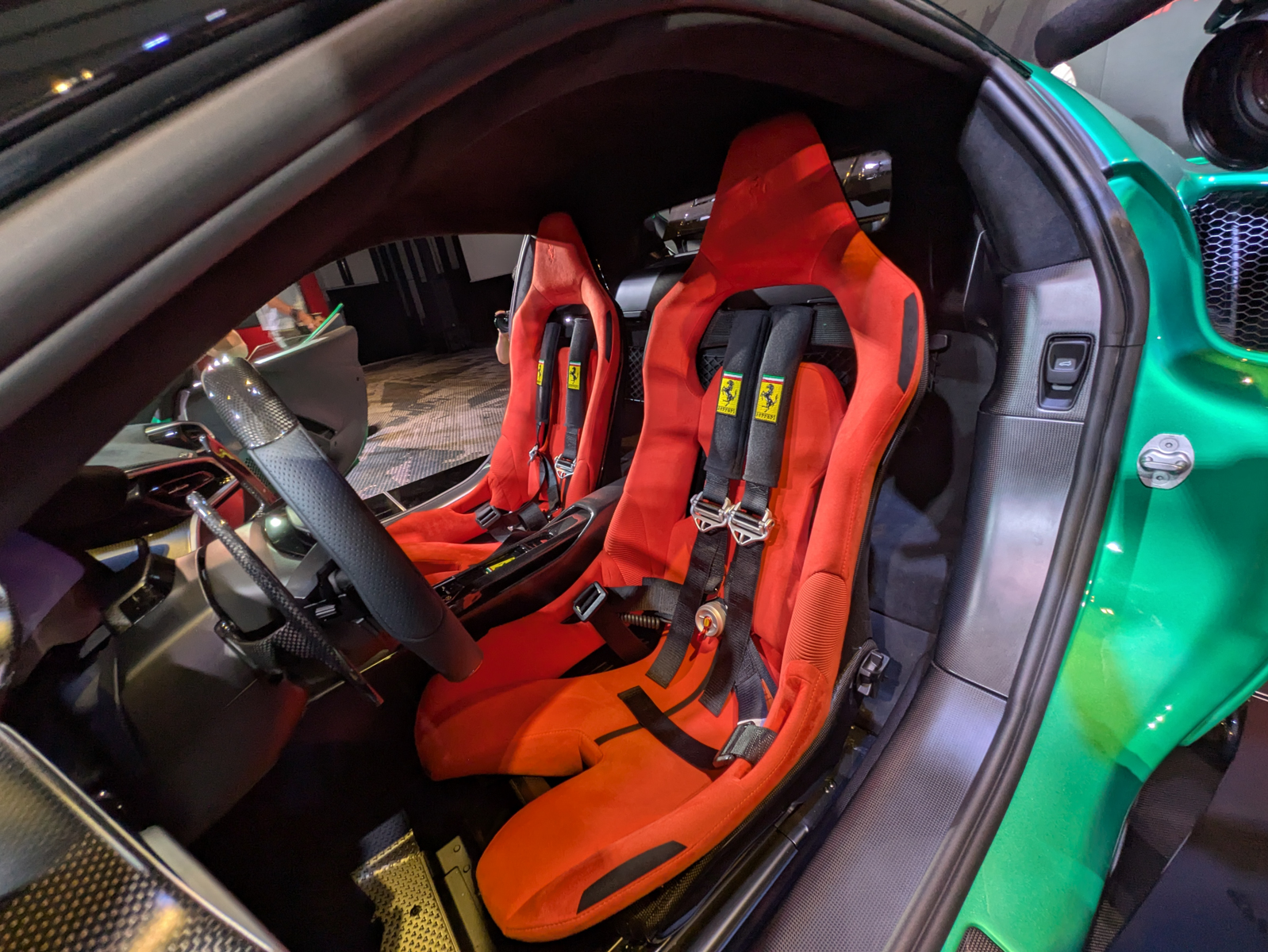 シートやドアパネルなどもカーボンファイバーを多用