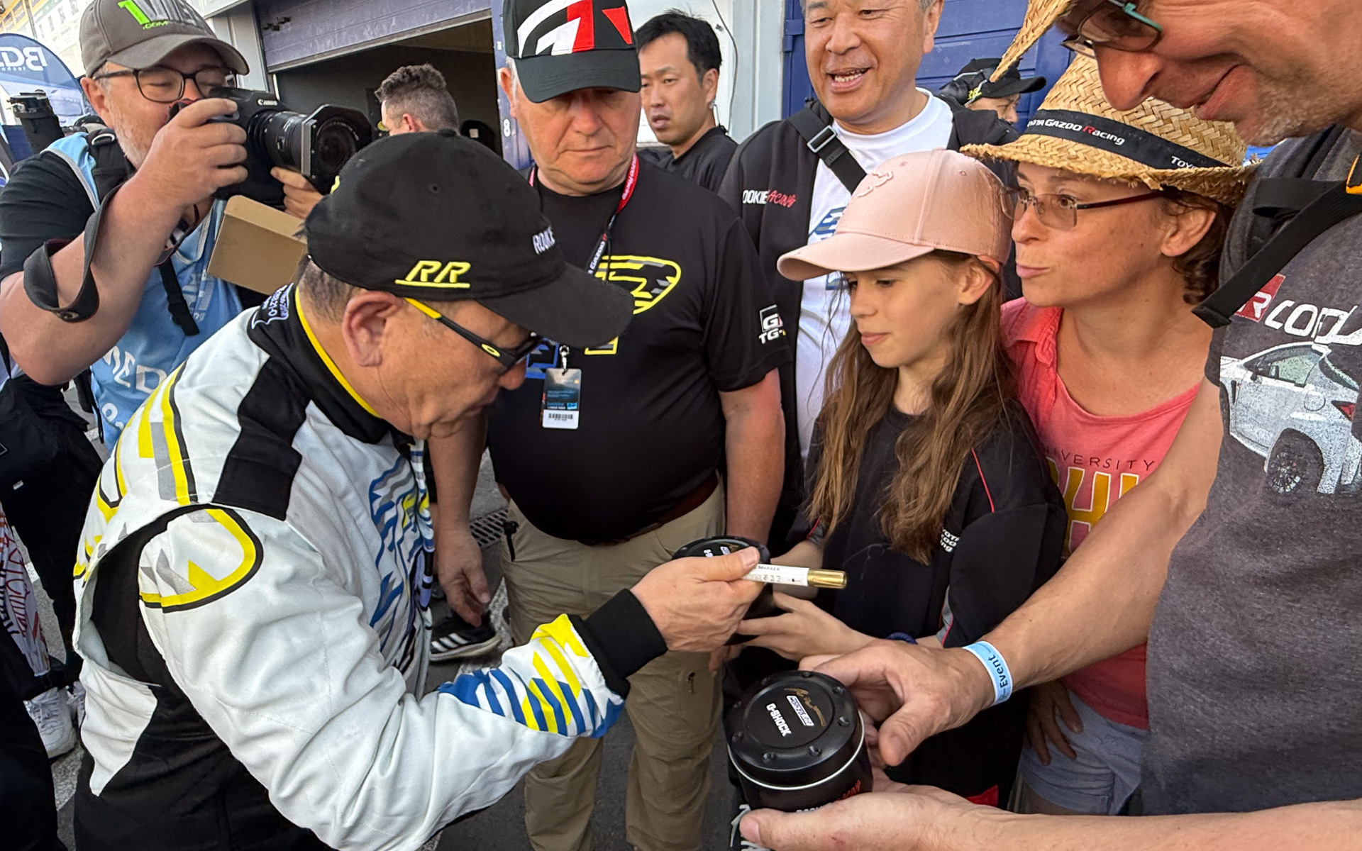 日本の知り合いに頼んでモリゾウG-SHOCKを取り寄せた家族に応えてサインをするモリゾウ選手