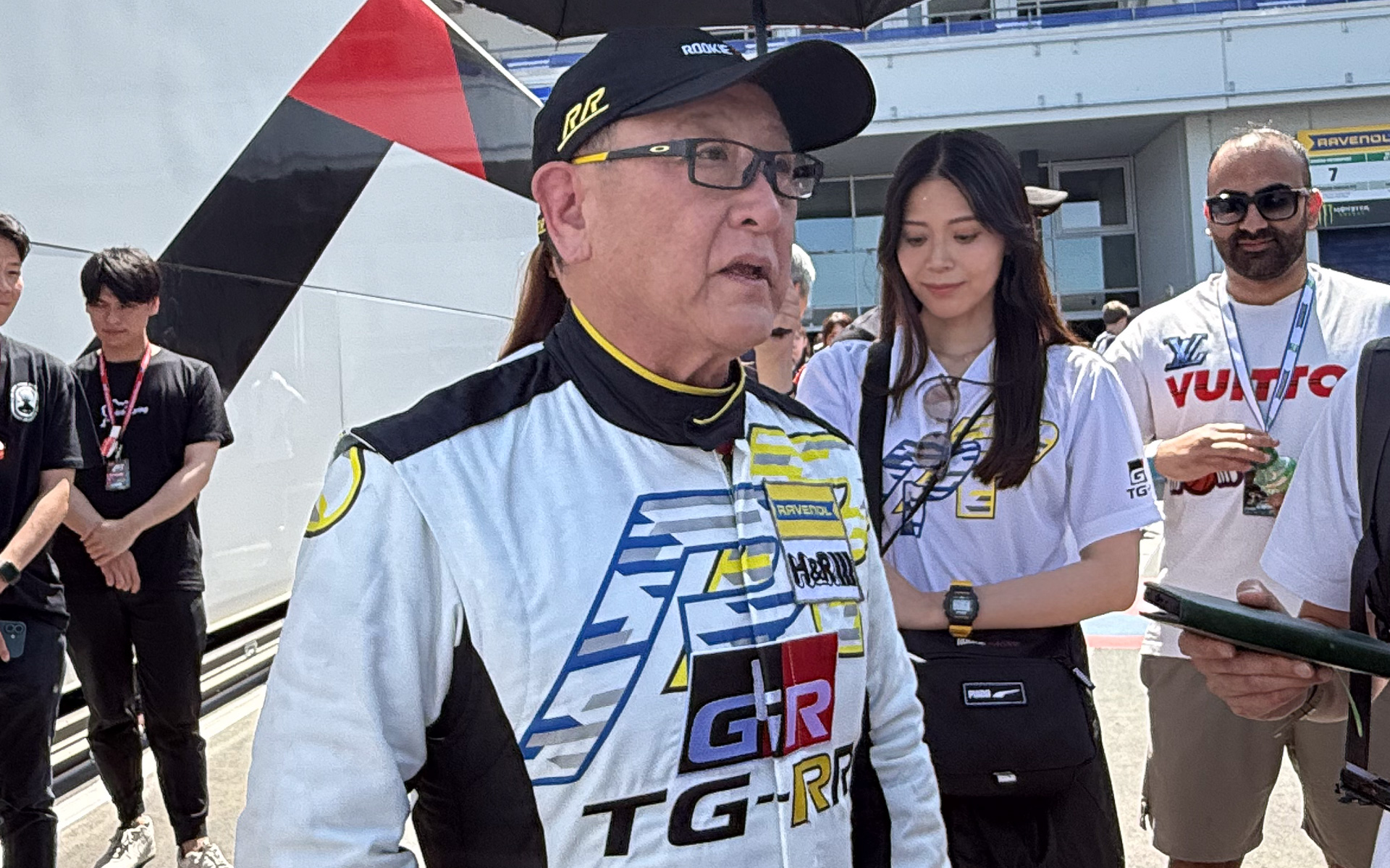 モーターホームに向かいがてら記者の囲みに応えるモリゾウ選手