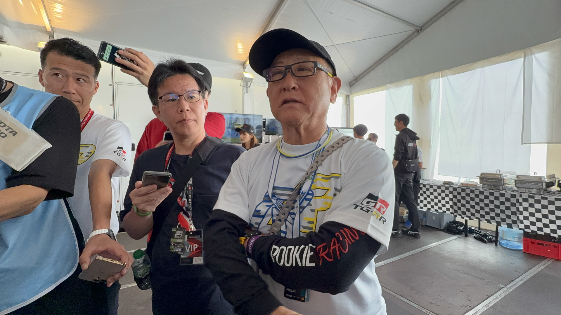 決勝前に報道陣の囲み取材に応じる豊田章男会長