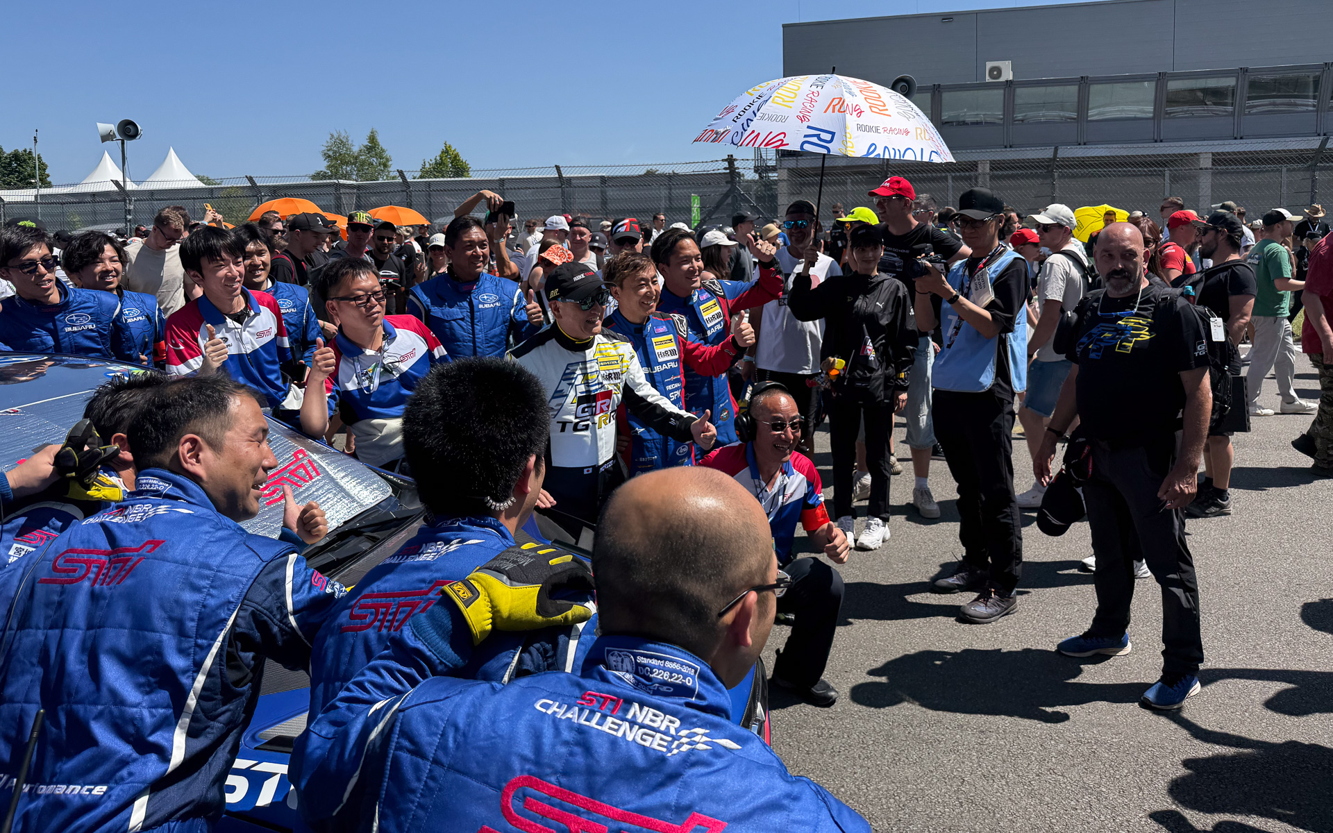 スバルチームの記念撮影にも参加。サービス精神旺盛なモリゾウ選手