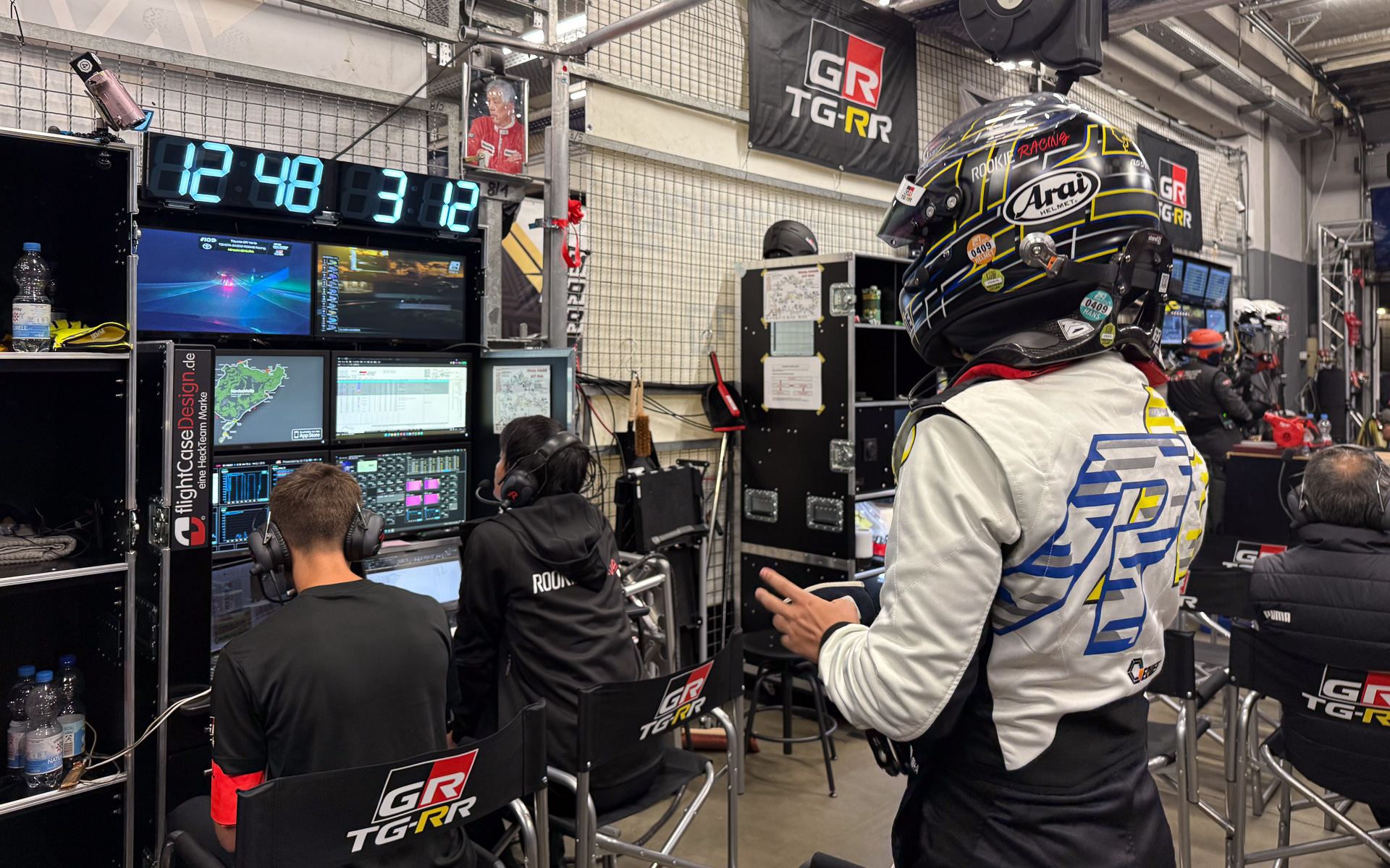 朝の3時、ニュルブルクリンク24時間レースの戦況を確認する久富氏（中央）。右は石浦選手からの交代をスタンバイする大嶋和也選手