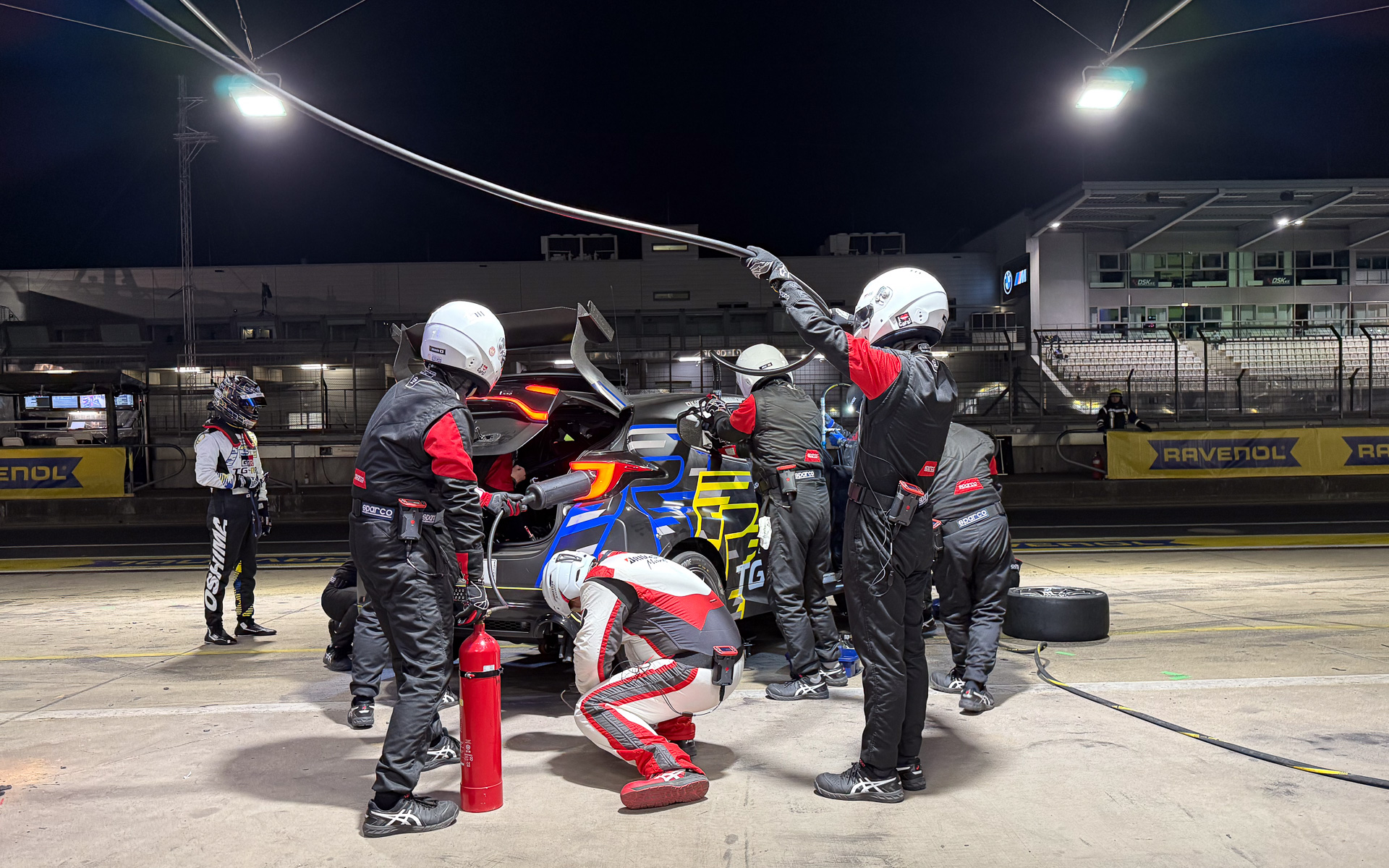 夜のドライバー交代。GRヤリスの戦いは続く