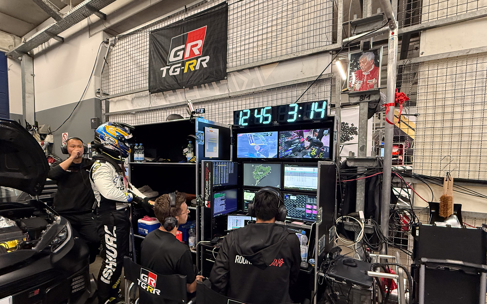 走り終え、モニタを見つめる石浦選手。右上には、豊田章男会長とともにニュルブルクリンクへの挑戦を始めた成瀬弘氏が飾られている