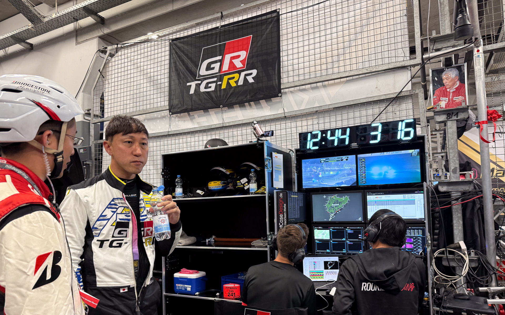 走り終え、タイヤを担当するブリヂストンのスタッフにコメント。プロのレーサーのコメントがタイヤ開発に活かされていく