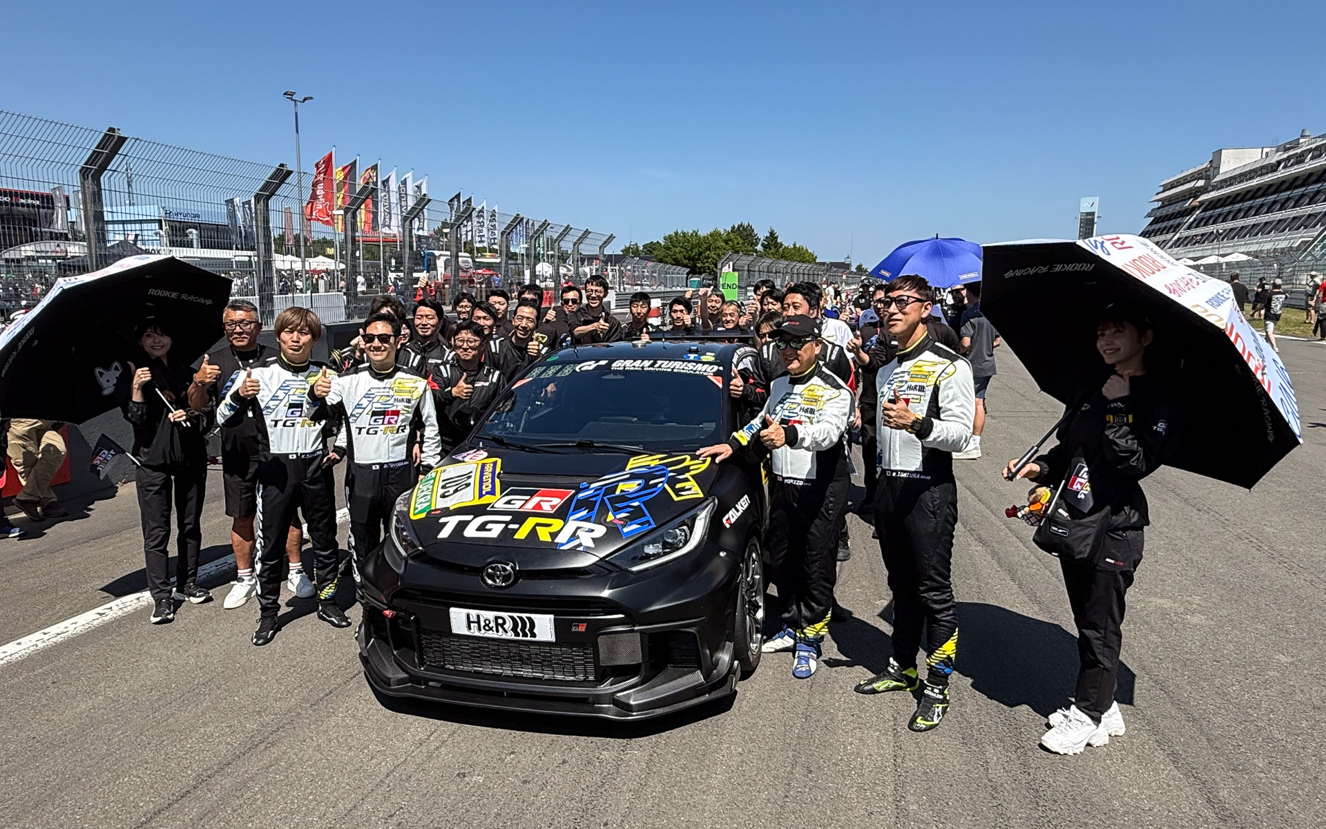 109号車GRヤリスとTOYOTA GAZOO ROOKIE Racingのメンバー。世界一過酷と言われるニュルブルクリンク24時間レースを完走した