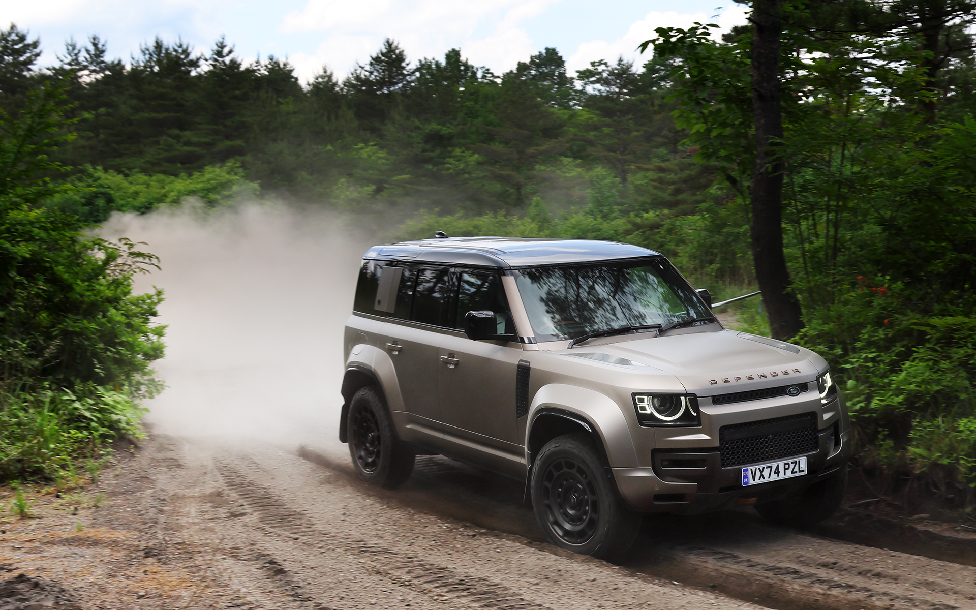 ディフェンダーシリーズの頂点に立つ「ディフェンダー オクタ」