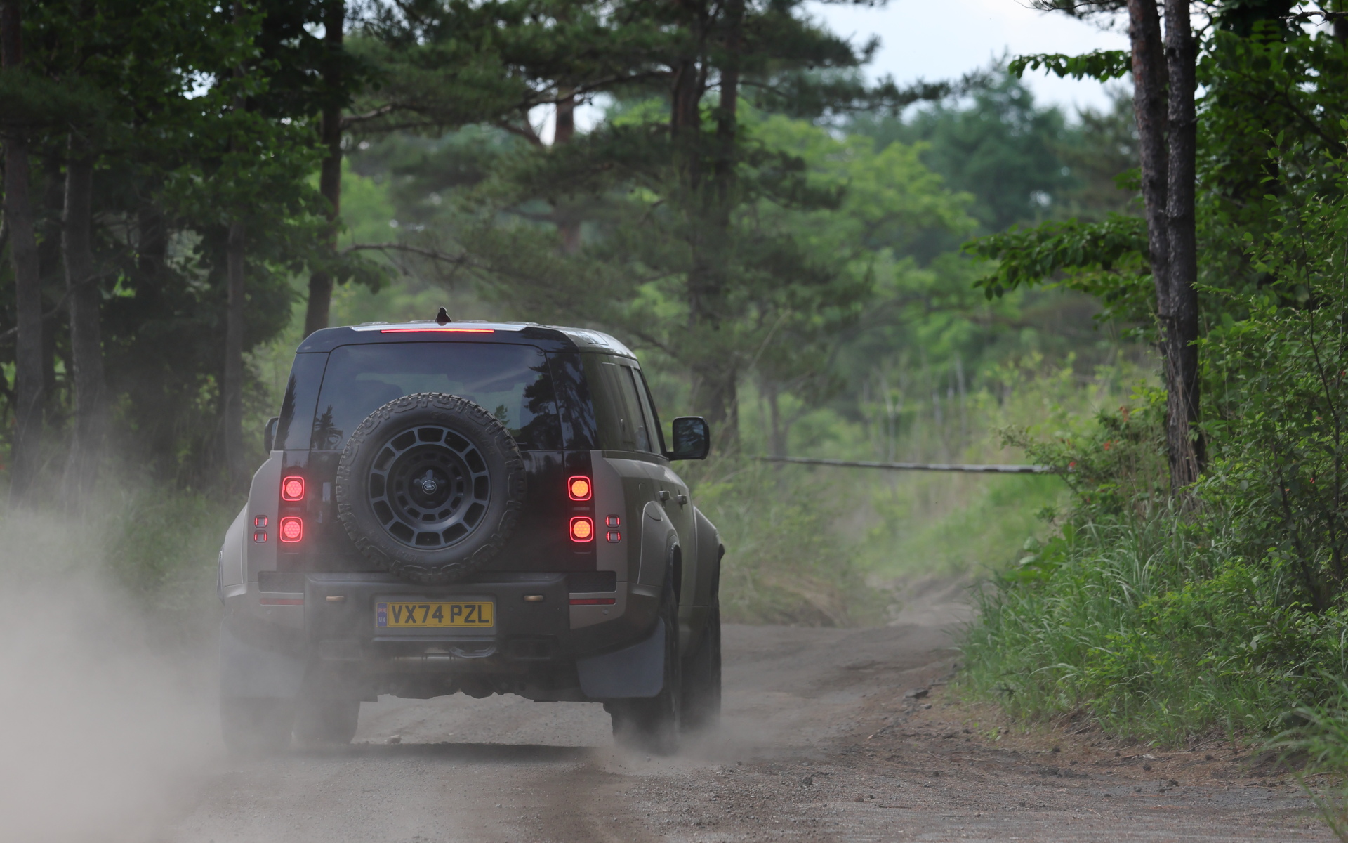 高速ラリー車に必要な接地性やハンドル応答性を掛け合わせた新しいプレミアムオフローダーと感じた