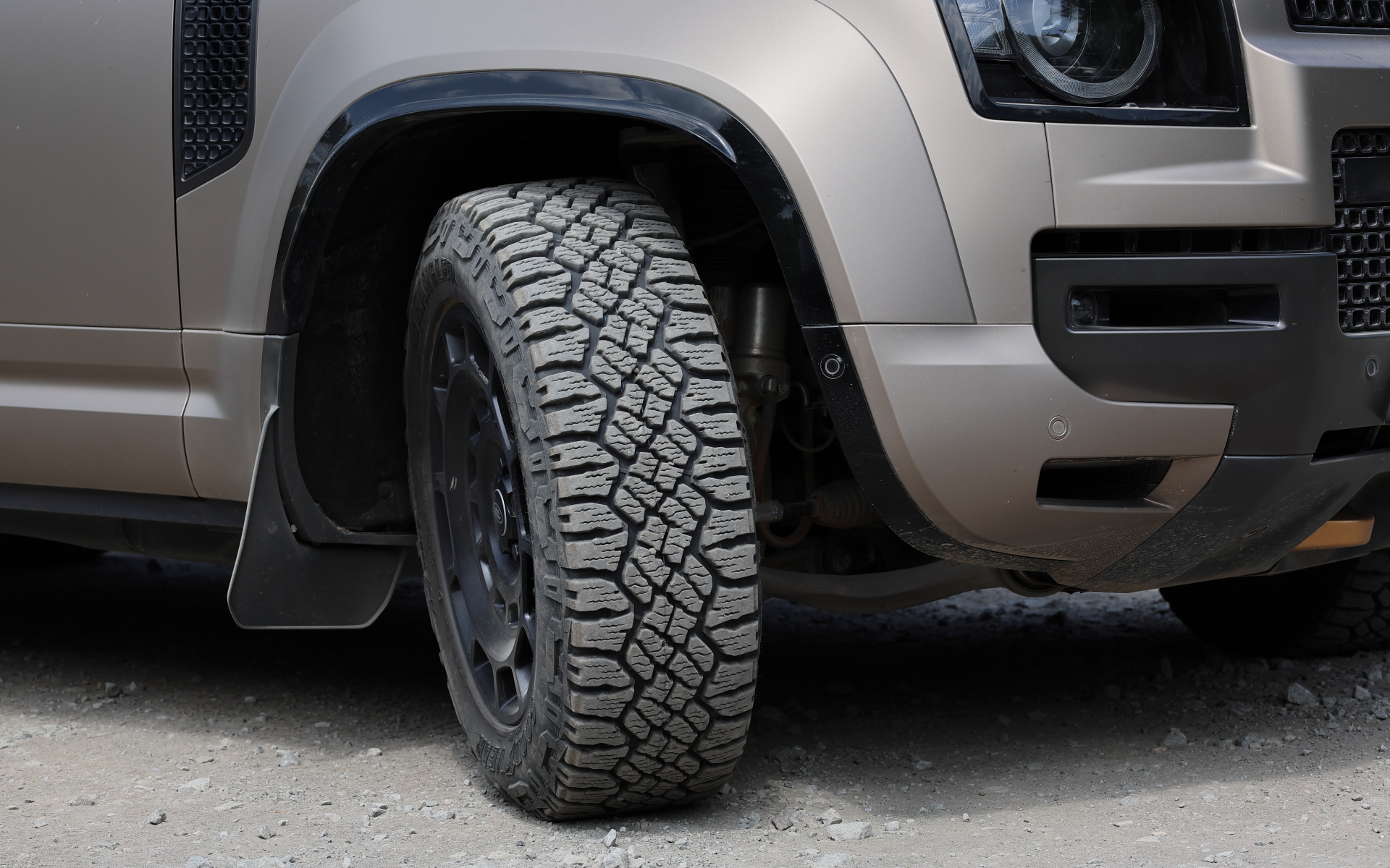 足まわりでは快適性と洗練性の実現に貢献する6Dダイナミクスサスペンションシステムを採用。ブレンボ製キャリパーを備えた400mm径のフロントディスクブレーキ、従来のディフェンダーよりもクイックなステアリングレシオなども与えられた。オフロード試乗ではグッドイヤー「WRANGLER DURATRAC RT」（275/60R20）をセット