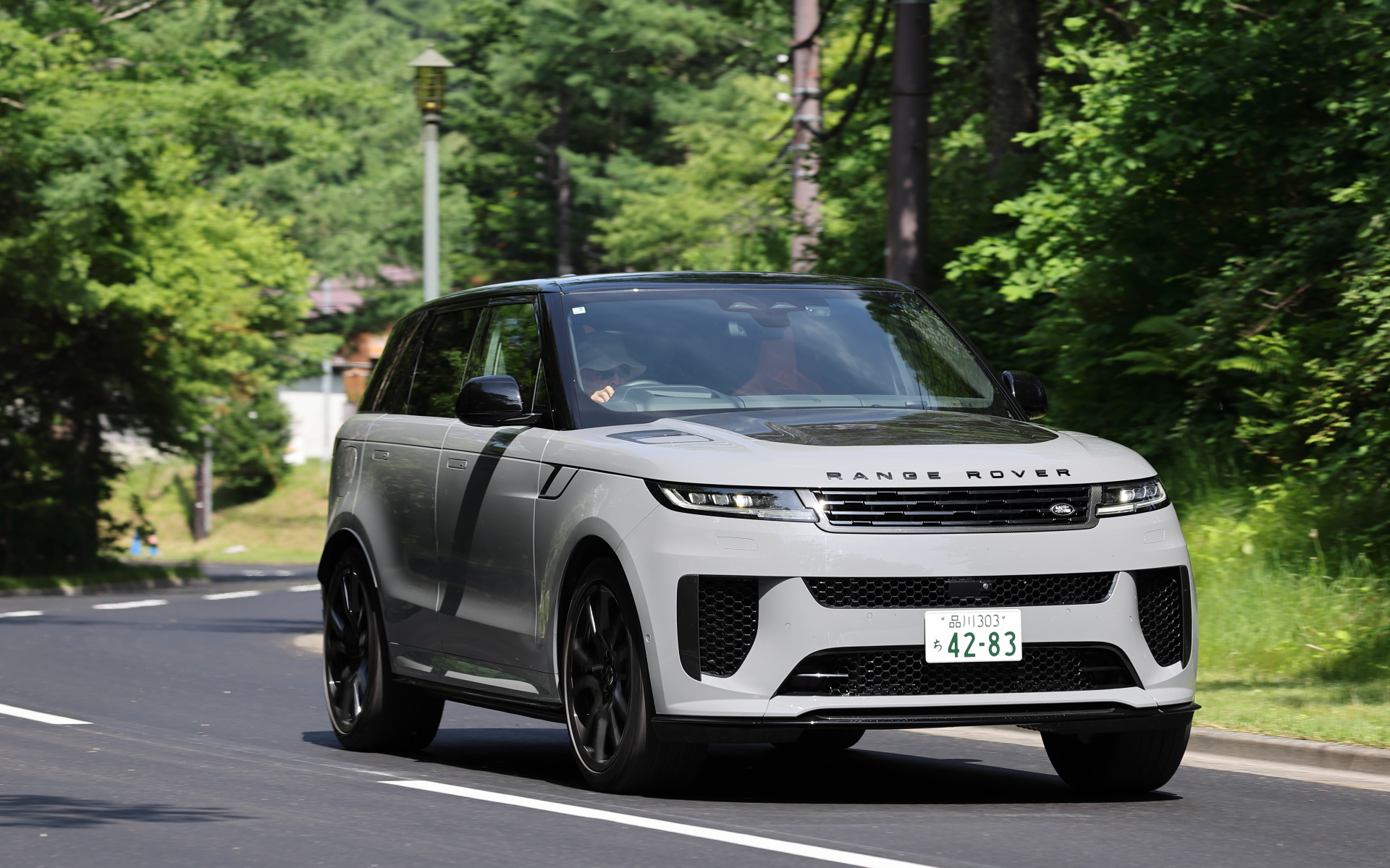 オクタと同じエンジンを搭載する「レンジローバー・スポーツ SV EDITION TWO」（2474万円）にも試乗