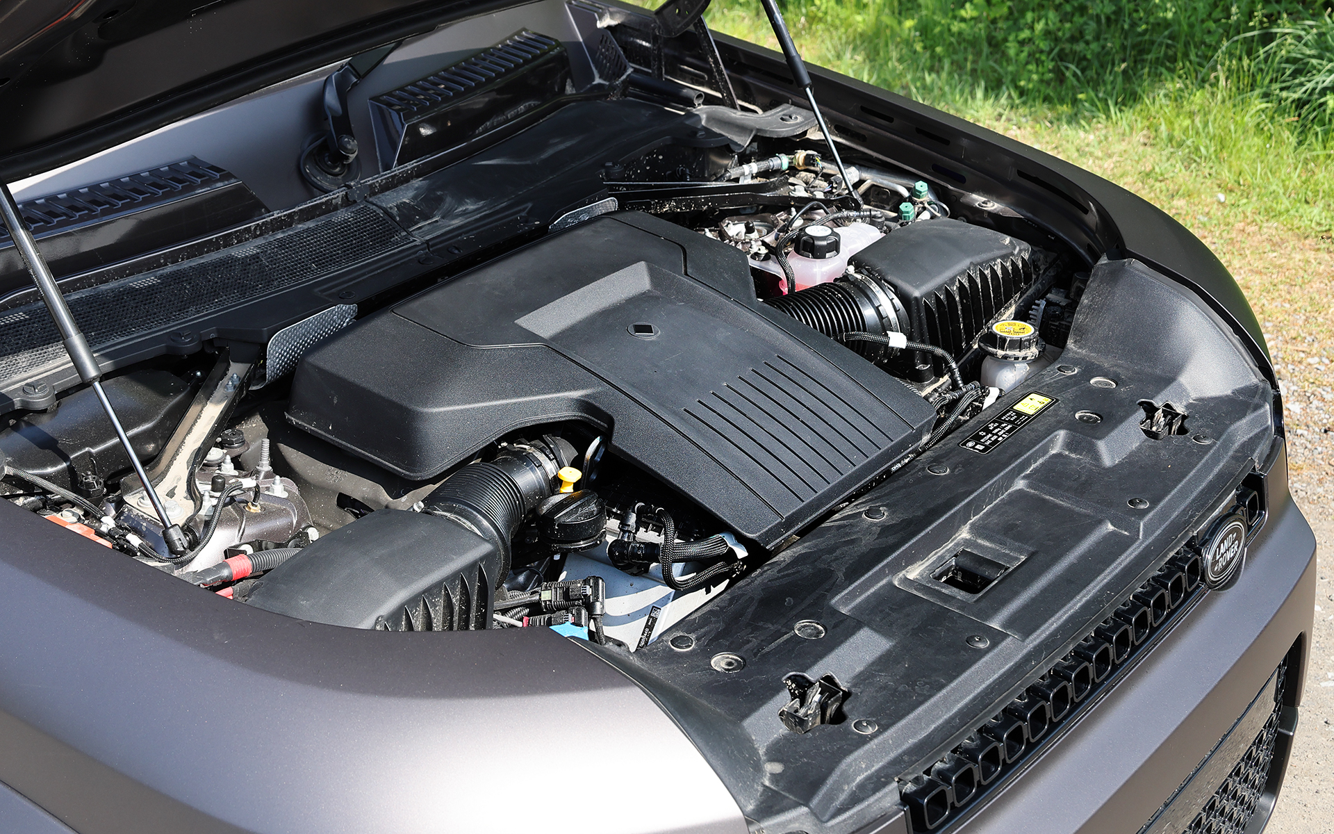 オクタが搭載するV型8気筒4.4リッターツインターボエンジンは最高出力467kW（635PS）/6000-7000rpm、最大トルク750Nm/1800-5855rpmを発生。0-100km/h加速は4.0秒、最高速は250km/hとなっている