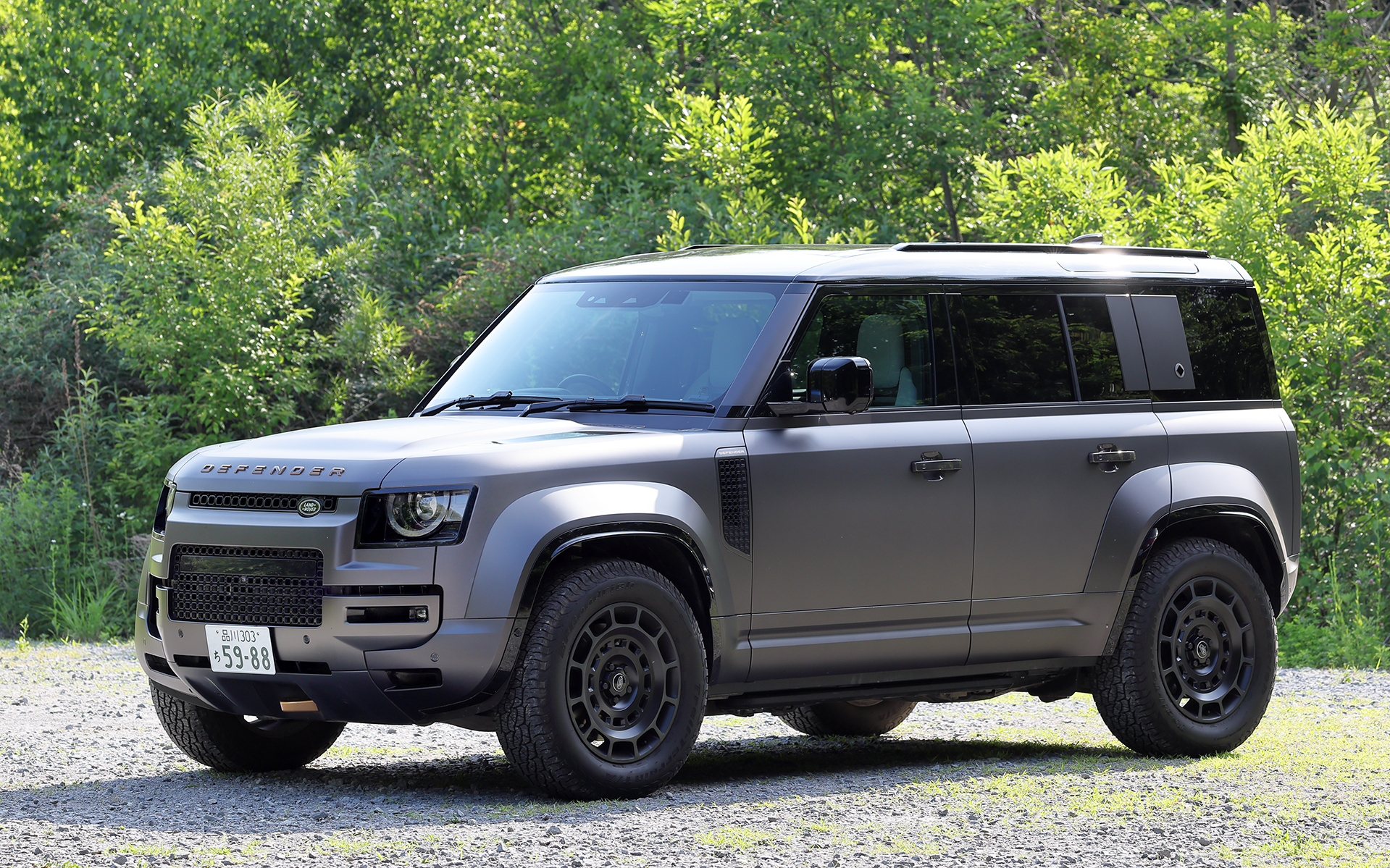 今回試乗したのは「ディフェンダー 110」の能力を引き上げ、4×4ファミリー史上最もタフで、最も走破性が高く、最もラグジュアリーな「ディフェンダー オクタ」（2037万円）。ボディサイズは4940×2065×2000mm（全長×全幅×全高、通常モード）で、「ディフェンダー 110 V8」と比べ5mm短く、70mm広く、30mm高くなったことでこれまで以上に大胆でタフなスタイルとなった。また、車両重量もディフェンダー 110 V8に対して160kg重い2610kgとした