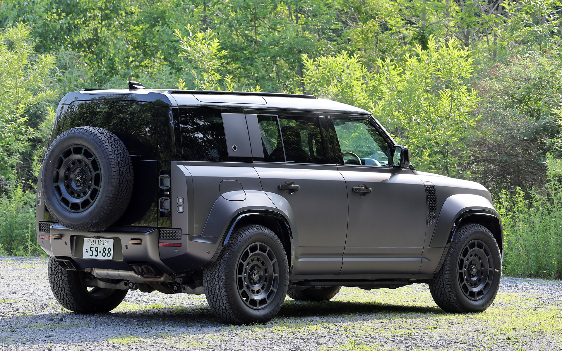 今回試乗したのは「ディフェンダー 110」の能力を引き上げ、4×4ファミリー史上最もタフで、最も走破性が高く、最もラグジュアリーな「ディフェンダー オクタ」（2037万円）。ボディサイズは4940×2065×2000mm（全長×全幅×全高、通常モード）で、「ディフェンダー 110 V8」と比べ5mm短く、70mm広く、30mm高くなったことでこれまで以上に大胆でタフなスタイルとなった。また、車両重量もディフェンダー 110 V8に対して160kg重い2610kgとした