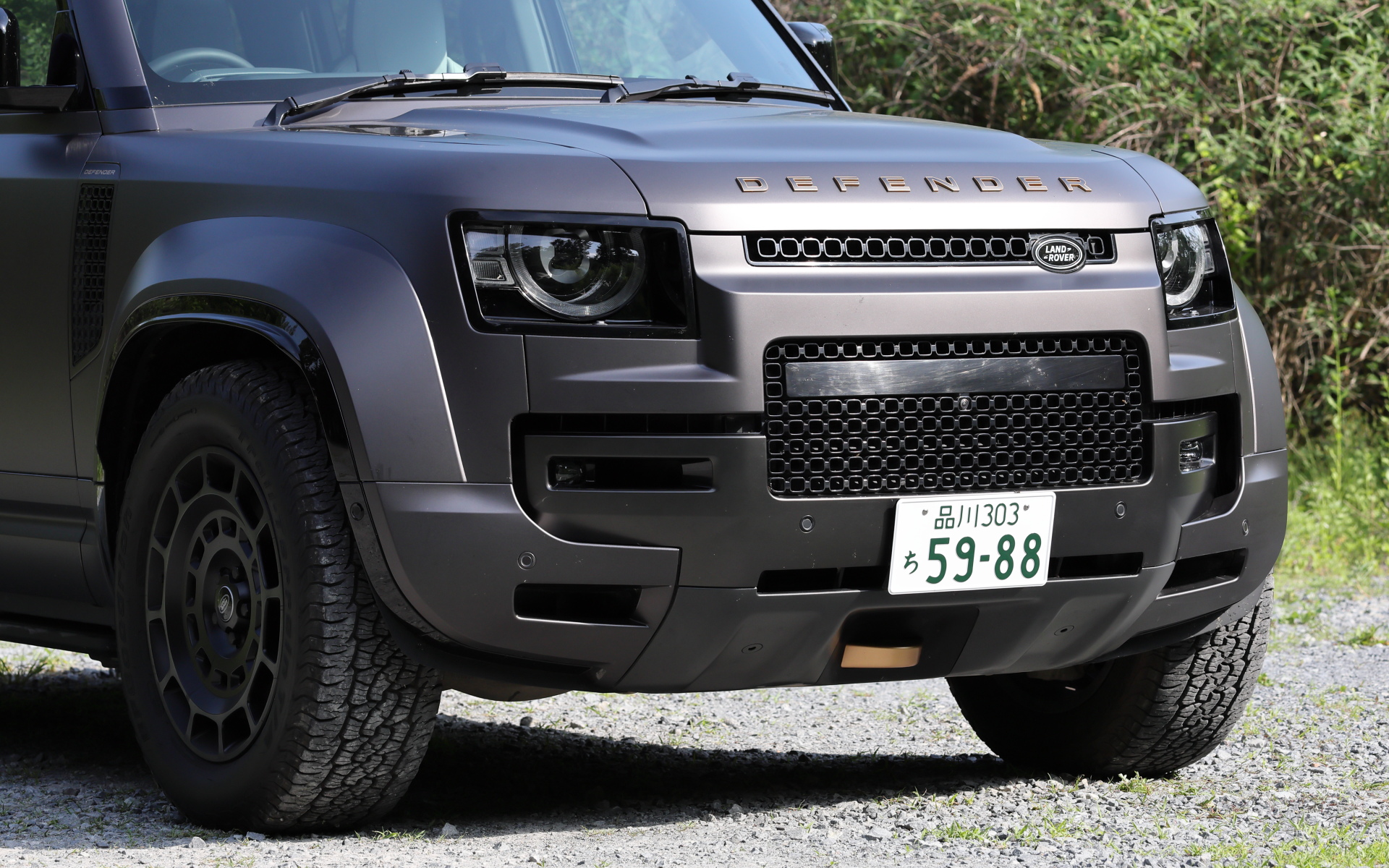 エクステリアではボンネット下に多くの空気が流れるようにした独自のグリルデザインを採用するとともに、4本出しのアクティブエキゾーストシステムを組み込んだリアバンパー、グラファイト仕上げのアルミニウム合金フロントアンダーシールドを含むアンダーボディプロテクションなどを特別装備。渡河水深は最大1mに進化（ディフェンダー 110 V8は0.9m）した