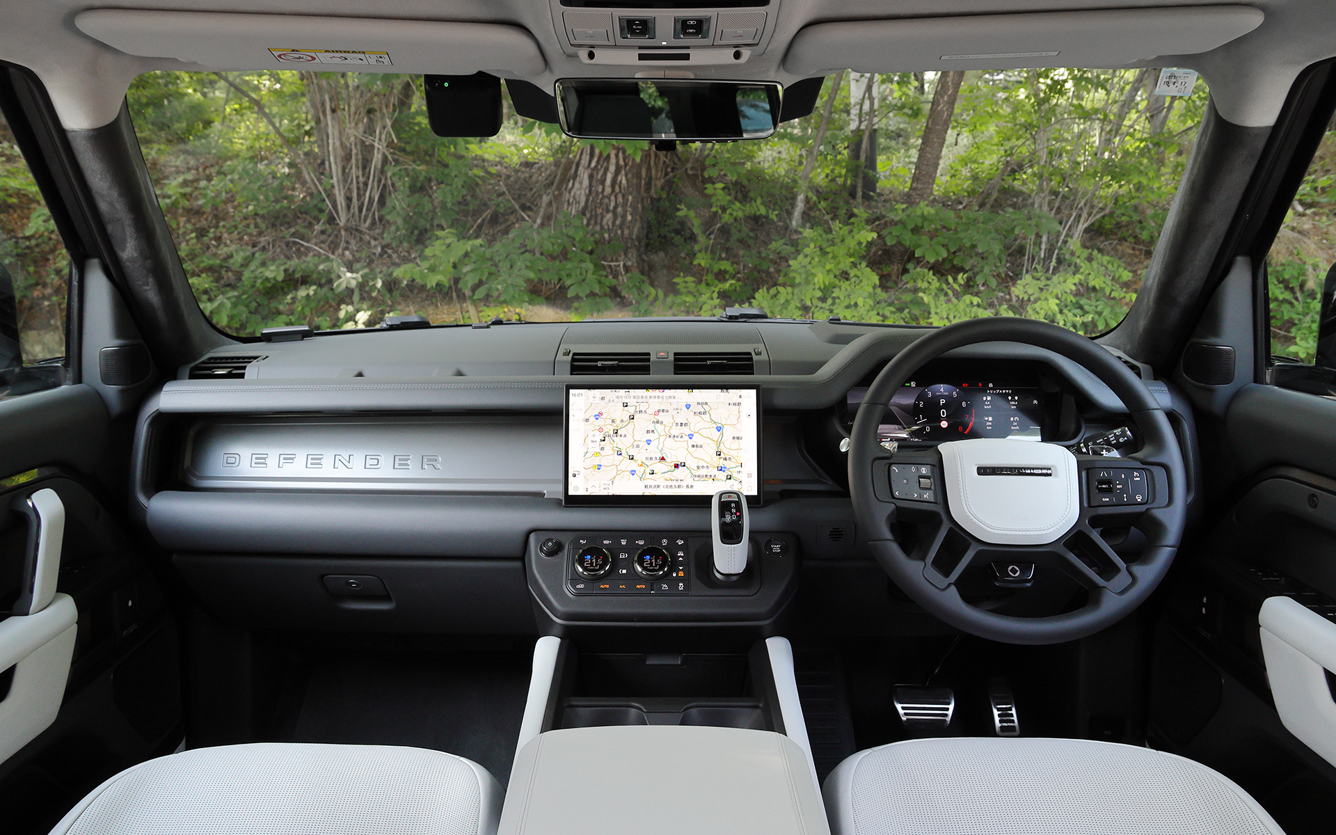 通常のディフェンダー オクタのインテリアでは、新たなバーントシエナカラーのセミアニリンレザーにエボニーのKvadratテキスタイルトリムの組み合わせを標準装備。ライトクラウド/ルナのUltrafabrics PU、もしくはエボニーのセミアニリンレザーも選択可能とした。フロントシートはサポート力に優れボルスターと一体型のヘッドレストを備えた新型パフォーマンスシートを採用。ディフェンダー初採用となるオーディオ技術「ボディ&ソウルシート」により没入型の音楽体験を楽しめるとともに、6種類のウェルネスプログラムも利用できる