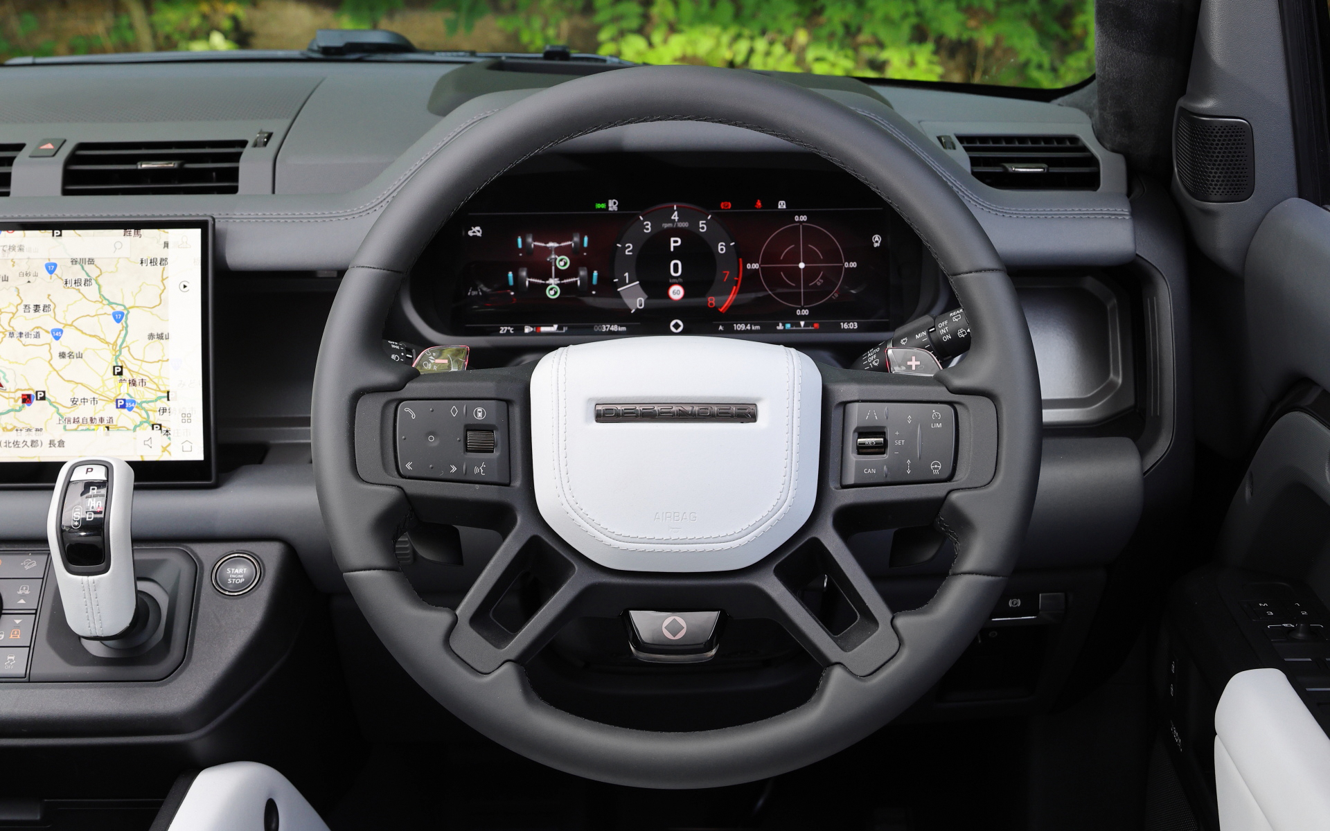 通常のディフェンダー オクタのインテリアでは、新たなバーントシエナカラーのセミアニリンレザーにエボニーのKvadratテキスタイルトリムの組み合わせを標準装備。ライトクラウド/ルナのUltrafabrics PU、もしくはエボニーのセミアニリンレザーも選択可能とした。フロントシートはサポート力に優れボルスターと一体型のヘッドレストを備えた新型パフォーマンスシートを採用。ディフェンダー初採用となるオーディオ技術「ボディ&ソウルシート」により没入型の音楽体験を楽しめるとともに、6種類のウェルネスプログラムも利用できる