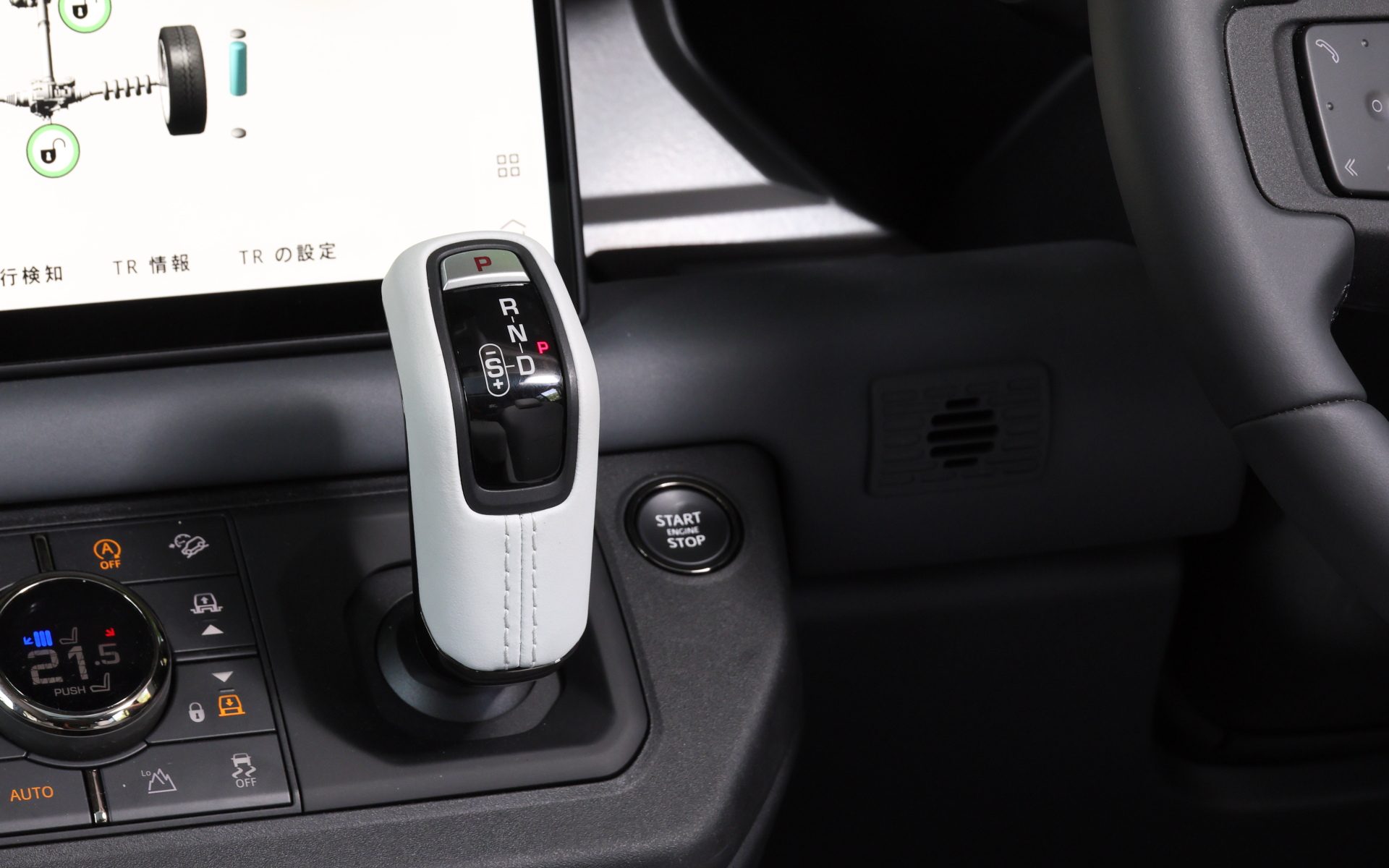 通常のディフェンダー オクタのインテリアでは、新たなバーントシエナカラーのセミアニリンレザーにエボニーのKvadratテキスタイルトリムの組み合わせを標準装備。ライトクラウド/ルナのUltrafabrics PU、もしくはエボニーのセミアニリンレザーも選択可能とした。フロントシートはサポート力に優れボルスターと一体型のヘッドレストを備えた新型パフォーマンスシートを採用。ディフェンダー初採用となるオーディオ技術「ボディ&ソウルシート」により没入型の音楽体験を楽しめるとともに、6種類のウェルネスプログラムも利用できる