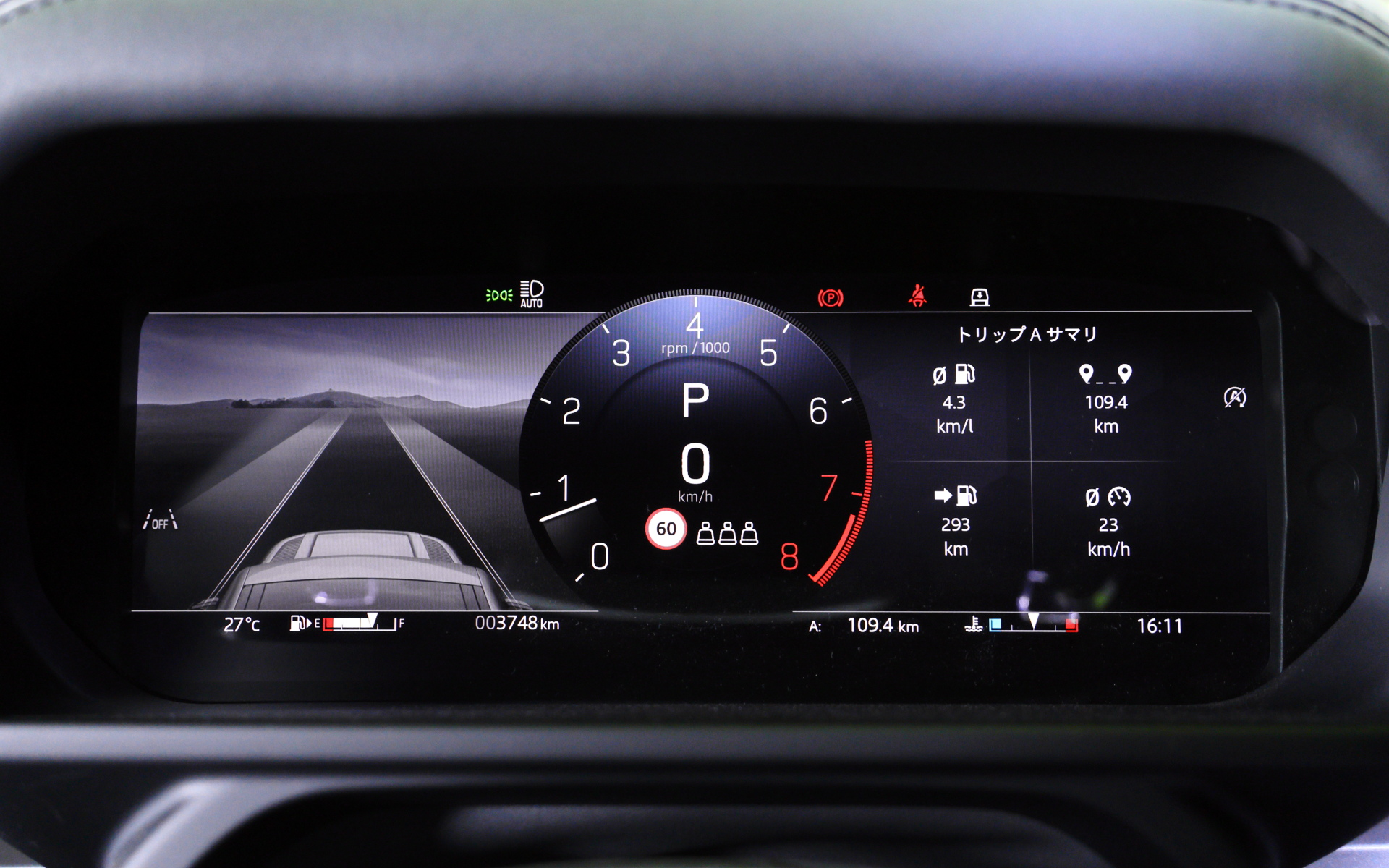 通常のディフェンダー オクタのインテリアでは、新たなバーントシエナカラーのセミアニリンレザーにエボニーのKvadratテキスタイルトリムの組み合わせを標準装備。ライトクラウド/ルナのUltrafabrics PU、もしくはエボニーのセミアニリンレザーも選択可能とした。フロントシートはサポート力に優れボルスターと一体型のヘッドレストを備えた新型パフォーマンスシートを採用。ディフェンダー初採用となるオーディオ技術「ボディ&ソウルシート」により没入型の音楽体験を楽しめるとともに、6種類のウェルネスプログラムも利用できる