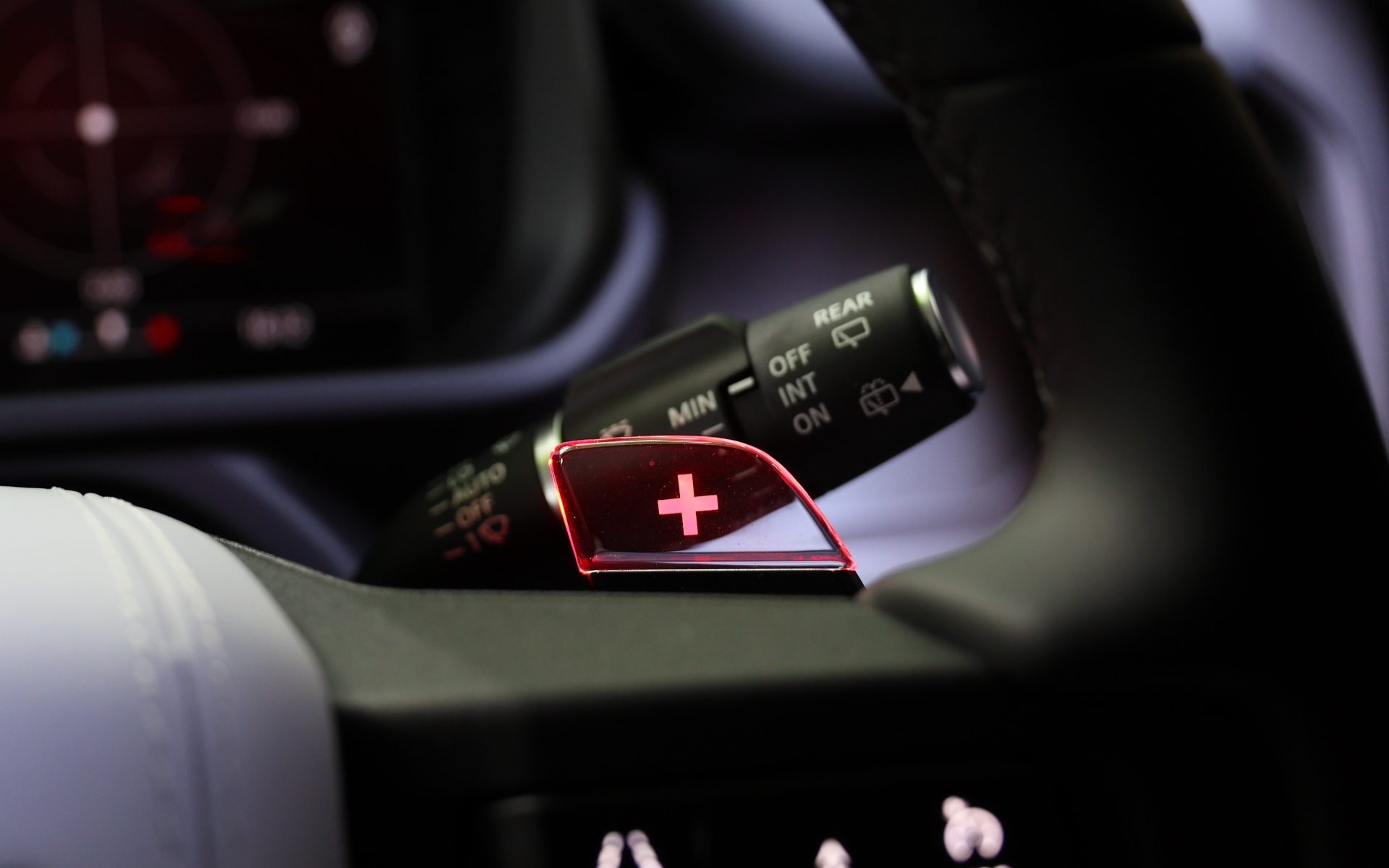 OCTAモードを選択するとメーターまわりとともにパドルシフトも赤く点灯