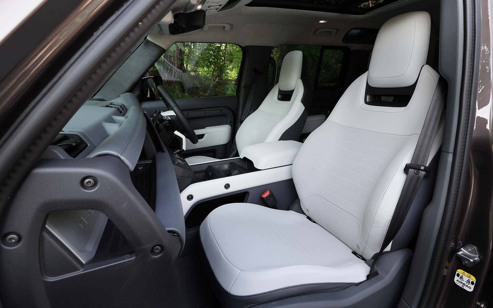 通常のディフェンダー オクタのインテリアでは、新たなバーントシエナカラーのセミアニリンレザーにエボニーのKvadratテキスタイルトリムの組み合わせを標準装備。ライトクラウド/ルナのUltrafabrics PU、もしくはエボニーのセミアニリンレザーも選択可能とした。フロントシートはサポート力に優れボルスターと一体型のヘッドレストを備えた新型パフォーマンスシートを採用。ディフェンダー初採用となるオーディオ技術「ボディ&ソウルシート」により没入型の音楽体験を楽しめるとともに、6種類のウェルネスプログラムも利用できる