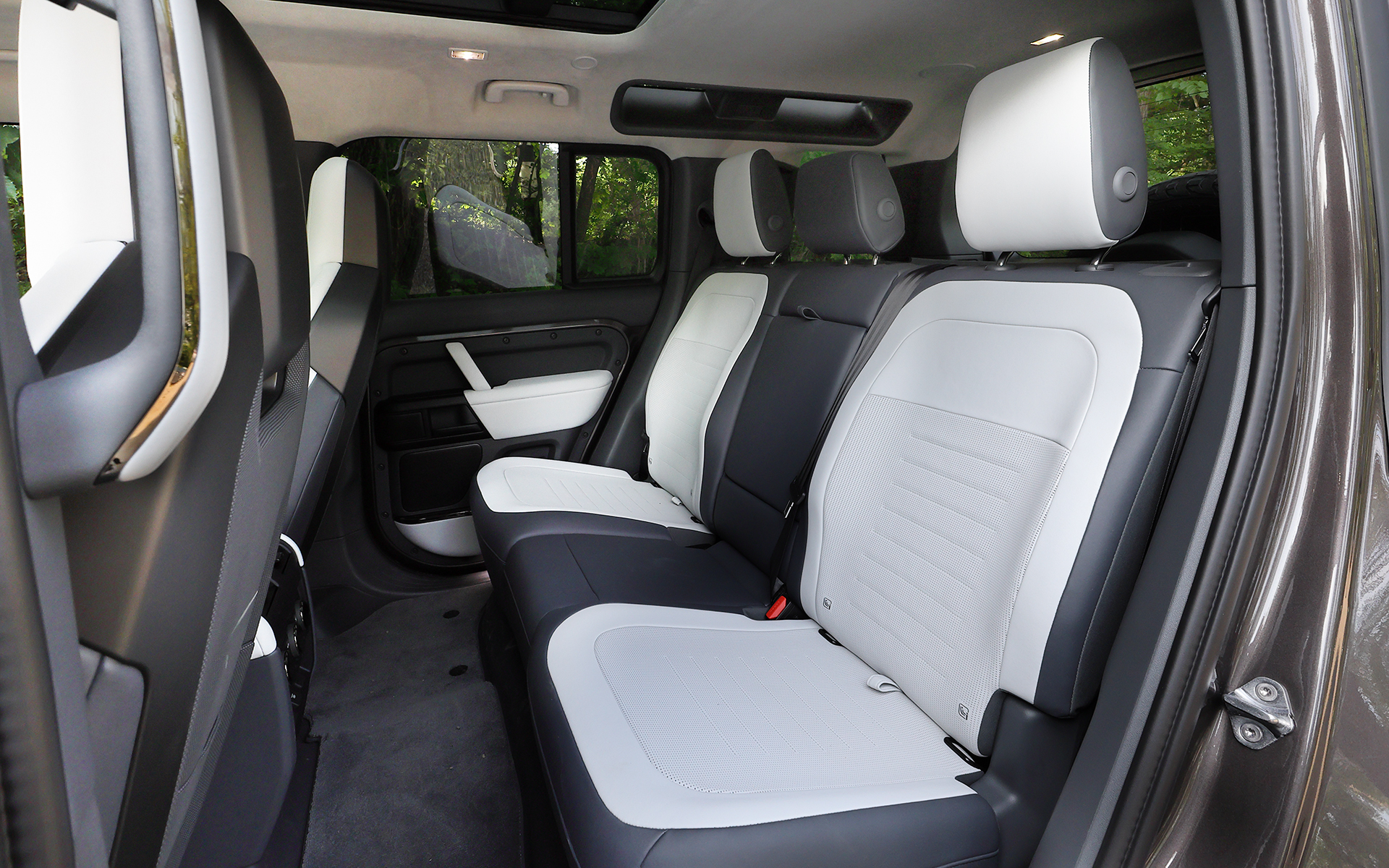 通常のディフェンダー オクタのインテリアでは、新たなバーントシエナカラーのセミアニリンレザーにエボニーのKvadratテキスタイルトリムの組み合わせを標準装備。ライトクラウド/ルナのUltrafabrics PU、もしくはエボニーのセミアニリンレザーも選択可能とした。フロントシートはサポート力に優れボルスターと一体型のヘッドレストを備えた新型パフォーマンスシートを採用。ディフェンダー初採用となるオーディオ技術「ボディ&ソウルシート」により没入型の音楽体験を楽しめるとともに、6種類のウェルネスプログラムも利用できる