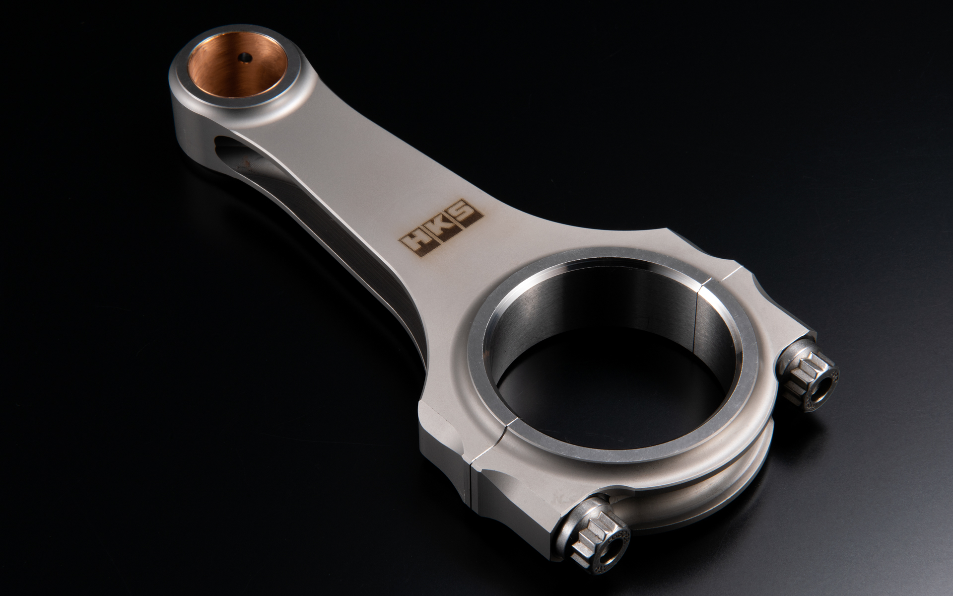 ニッケルクロム鋼の削り出しH断面を採用したコンロッド