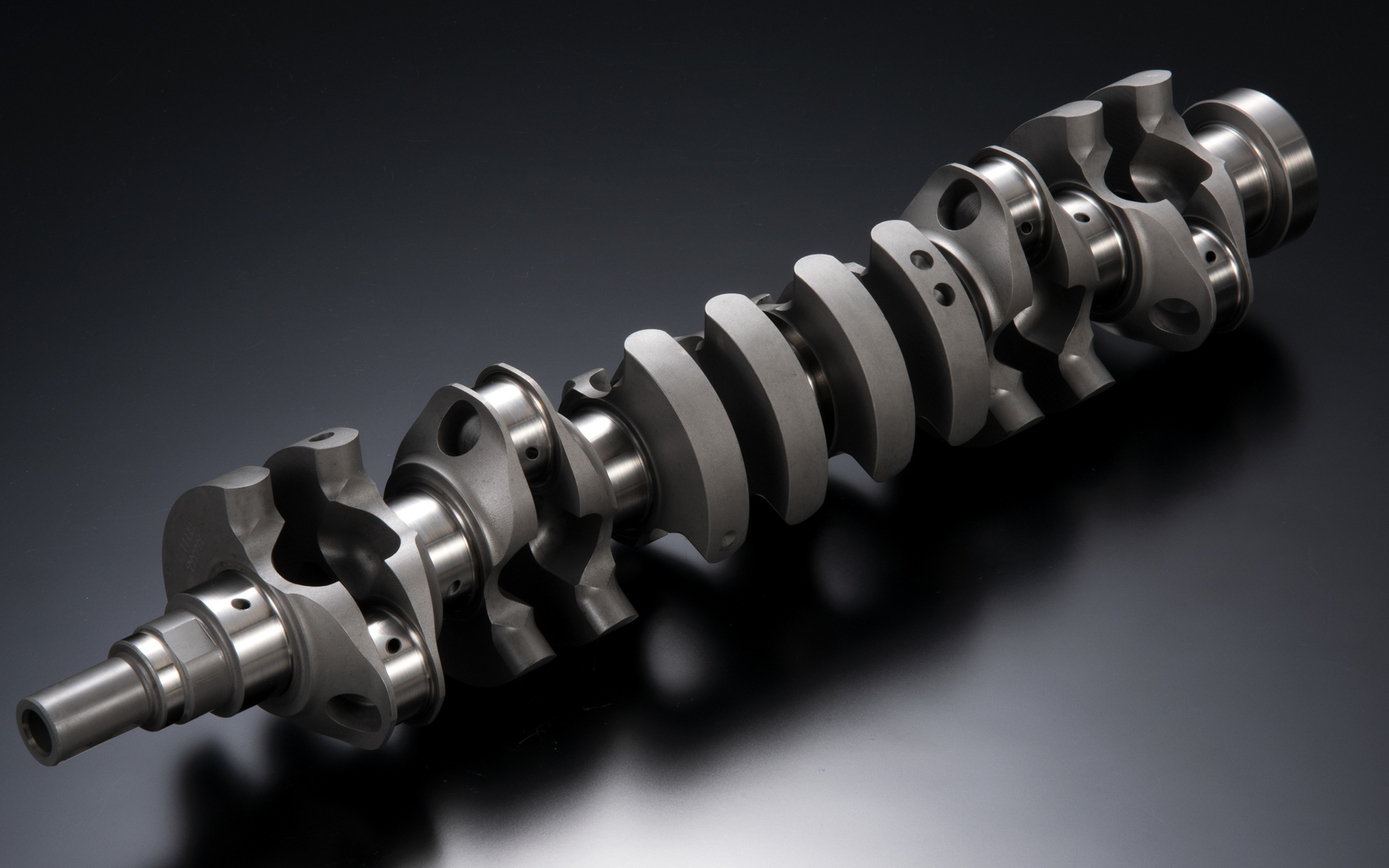 ウエイトを極限までそぎ落すことで徹底的にレスポンス向上にこだわったクランクシャフト