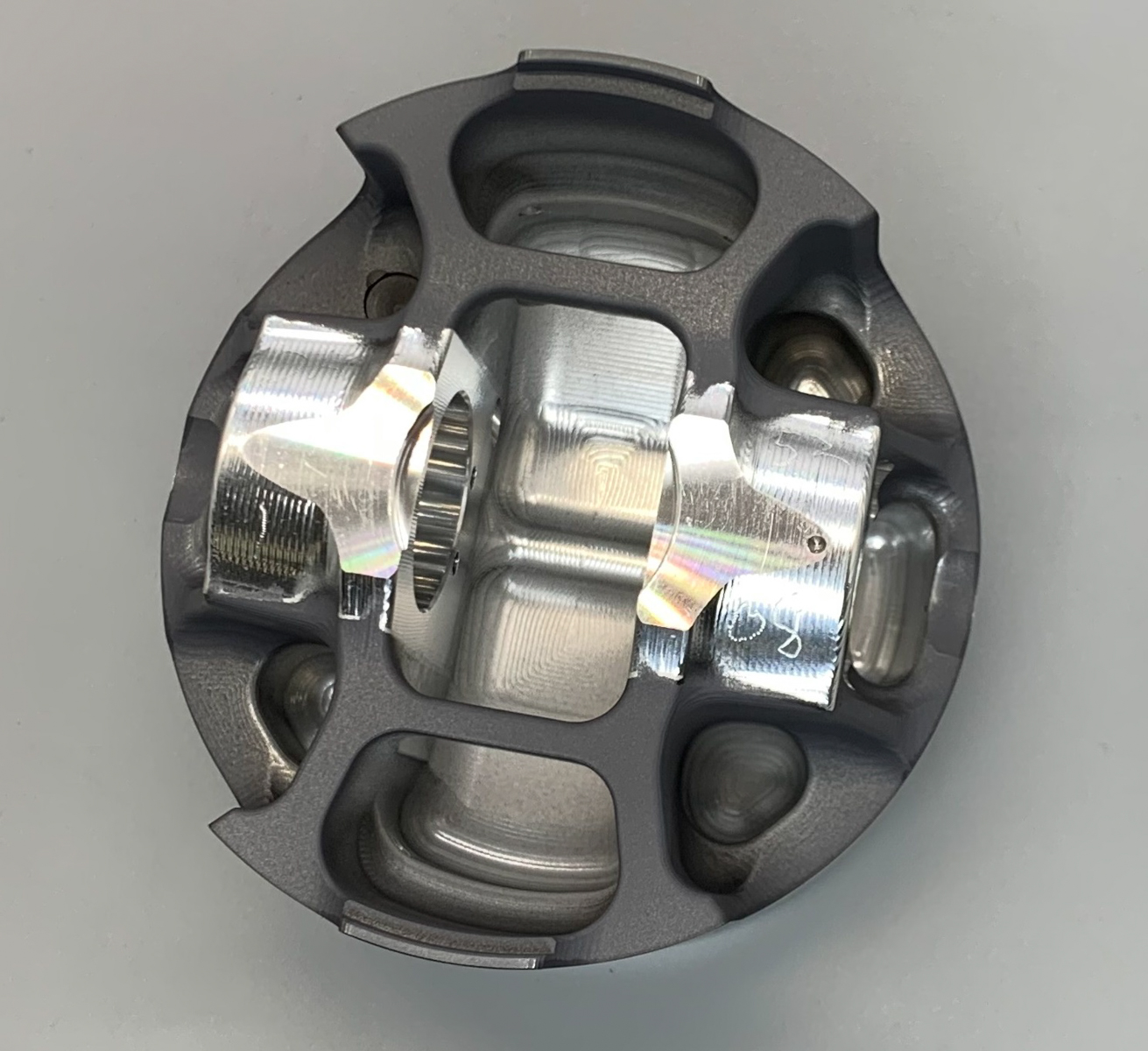 圧縮比9.0のボアサイズΦ86.5ピストン