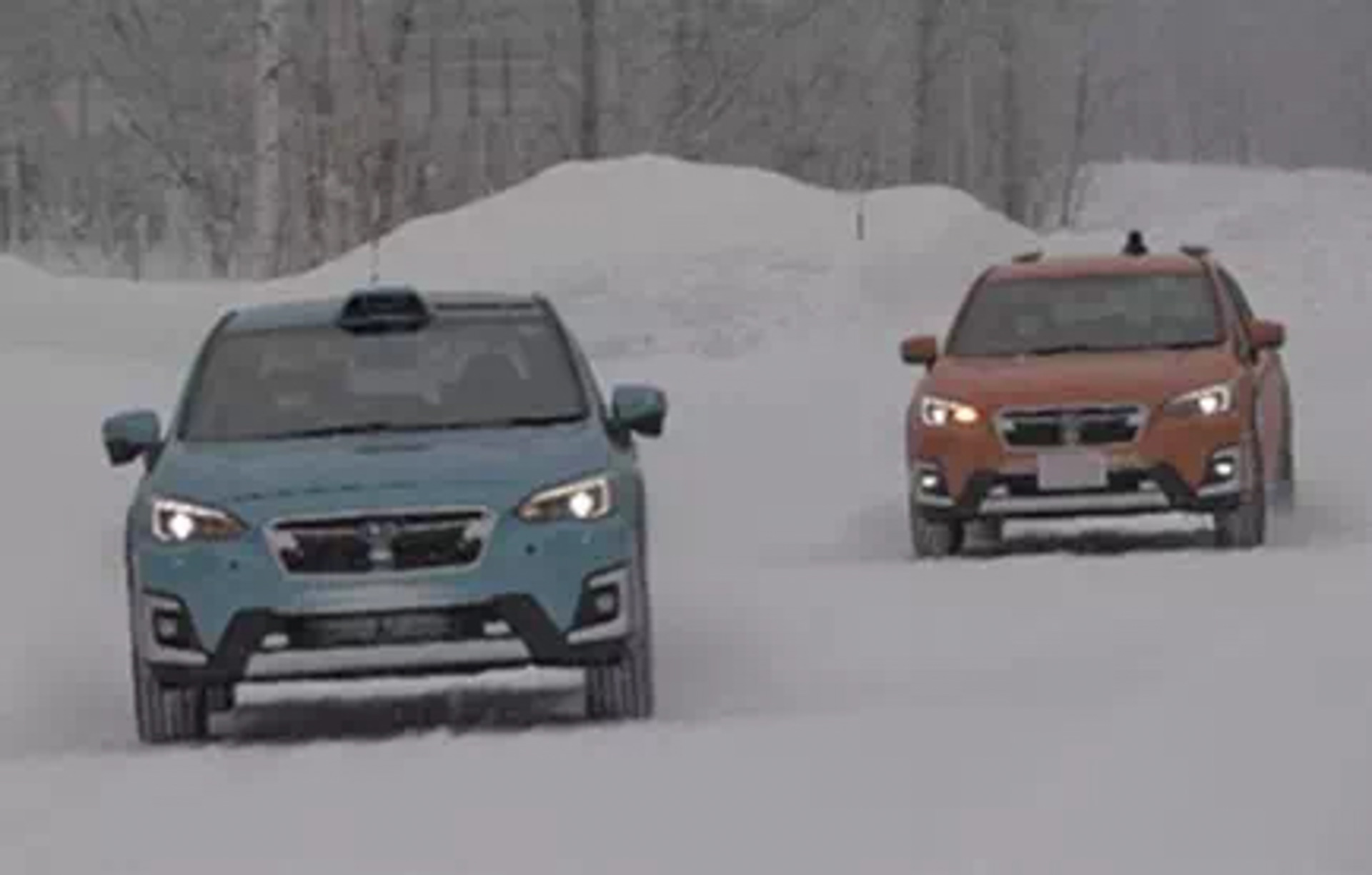 スバル研究実験センターの厳冬期環境下おいて光ファイバセンシング技術を用いた路車協調型自動運転の実証実験を行なう様子
